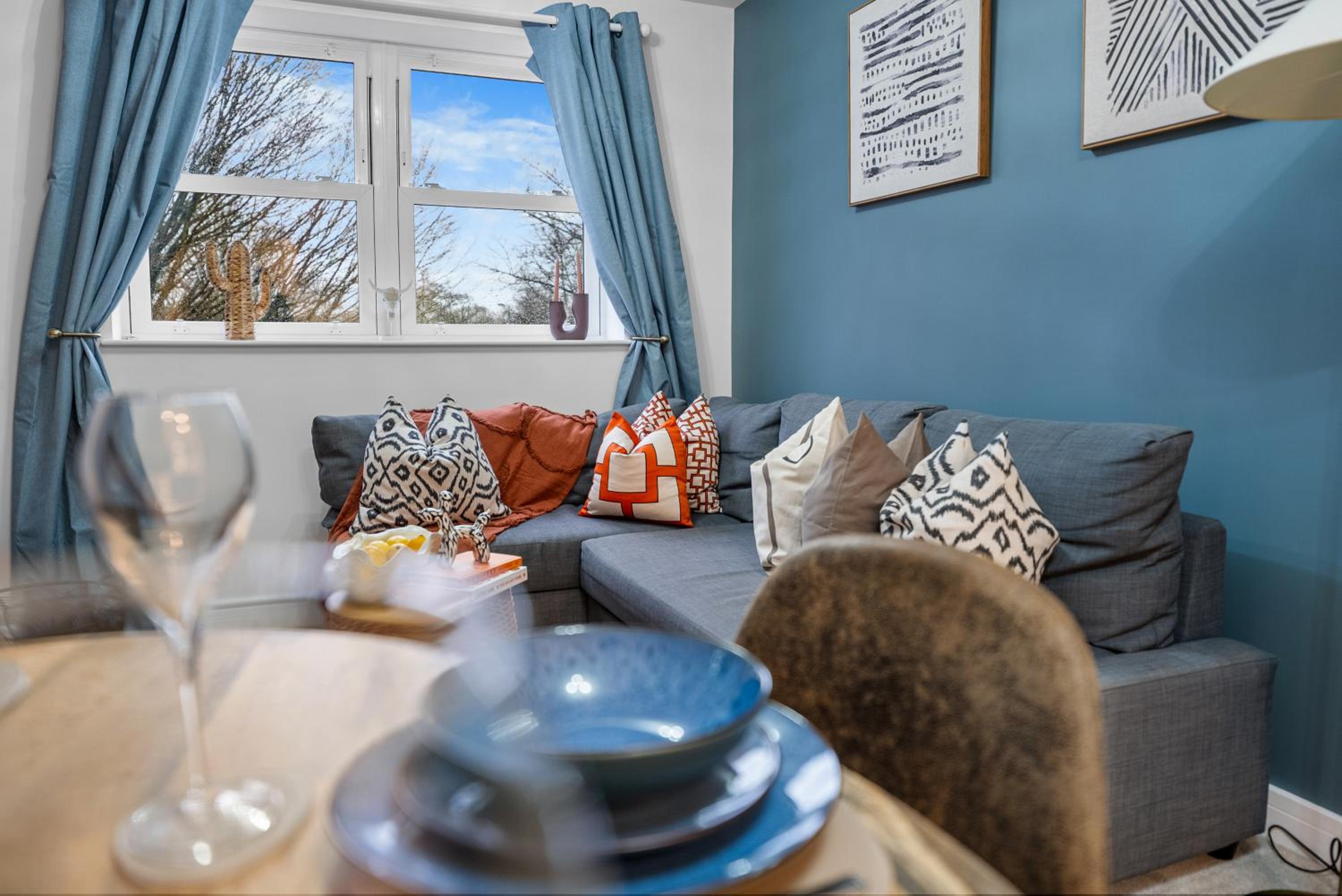 1-Bedroom Luxurious, City Centre, Chic & Stunning Apartment in Southampton, Sleeps 4 - by Blue Puffin Stays view 4