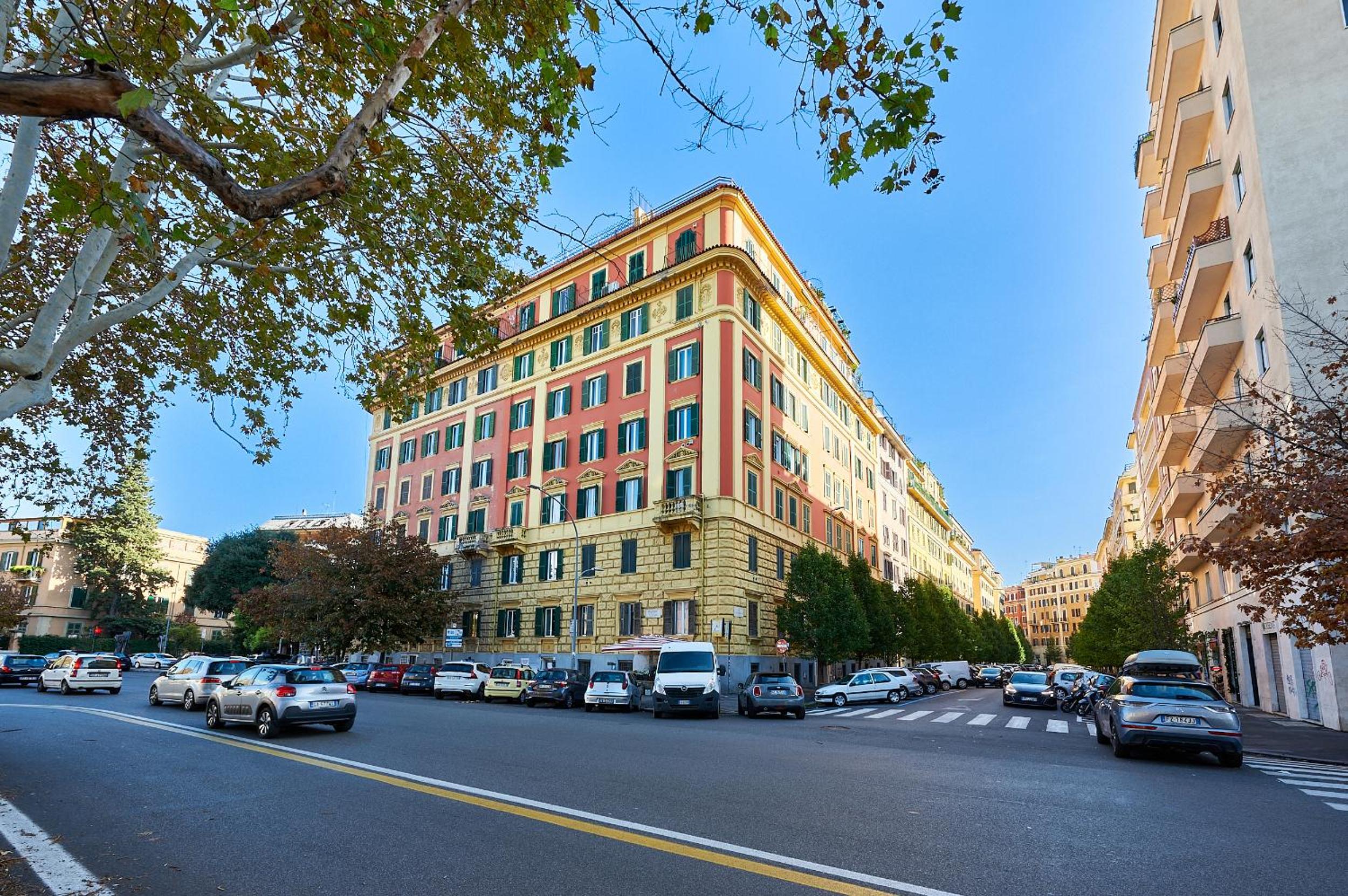 Spacious & Bright Home near Vatican IREX Apartment