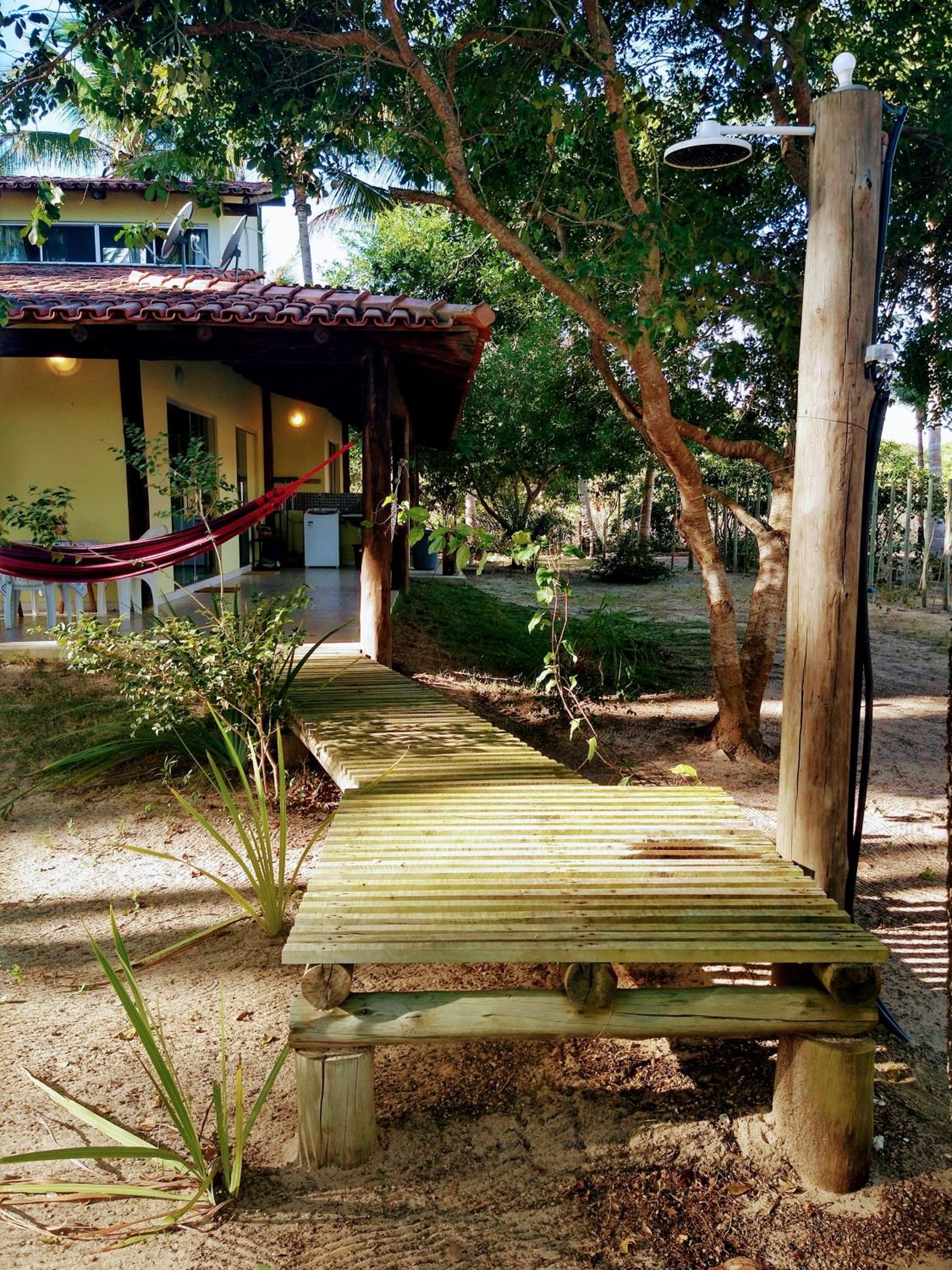 Ampla casa em condomínio à beira d' agua