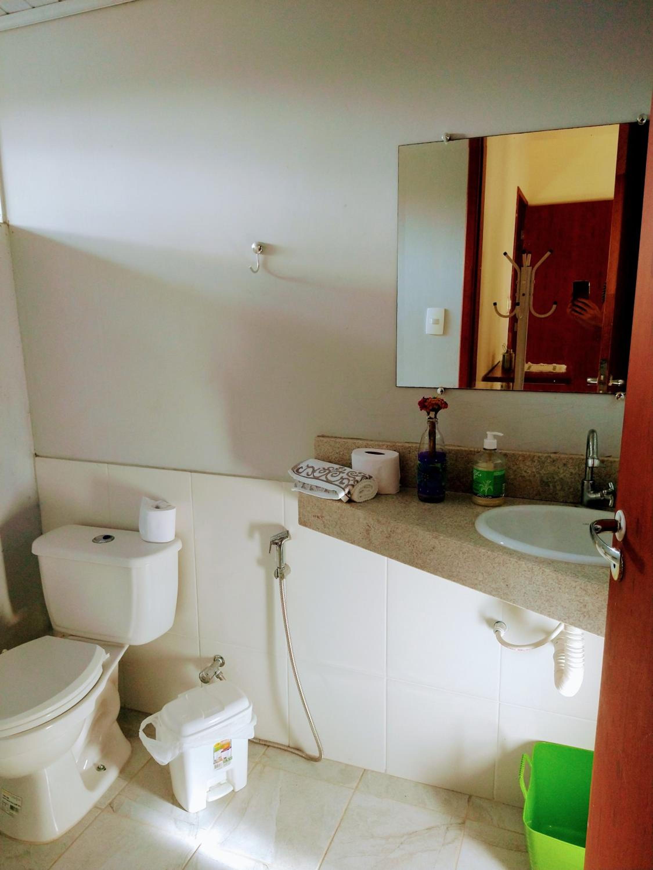 Ampla casa em condomínio à beira d' agua