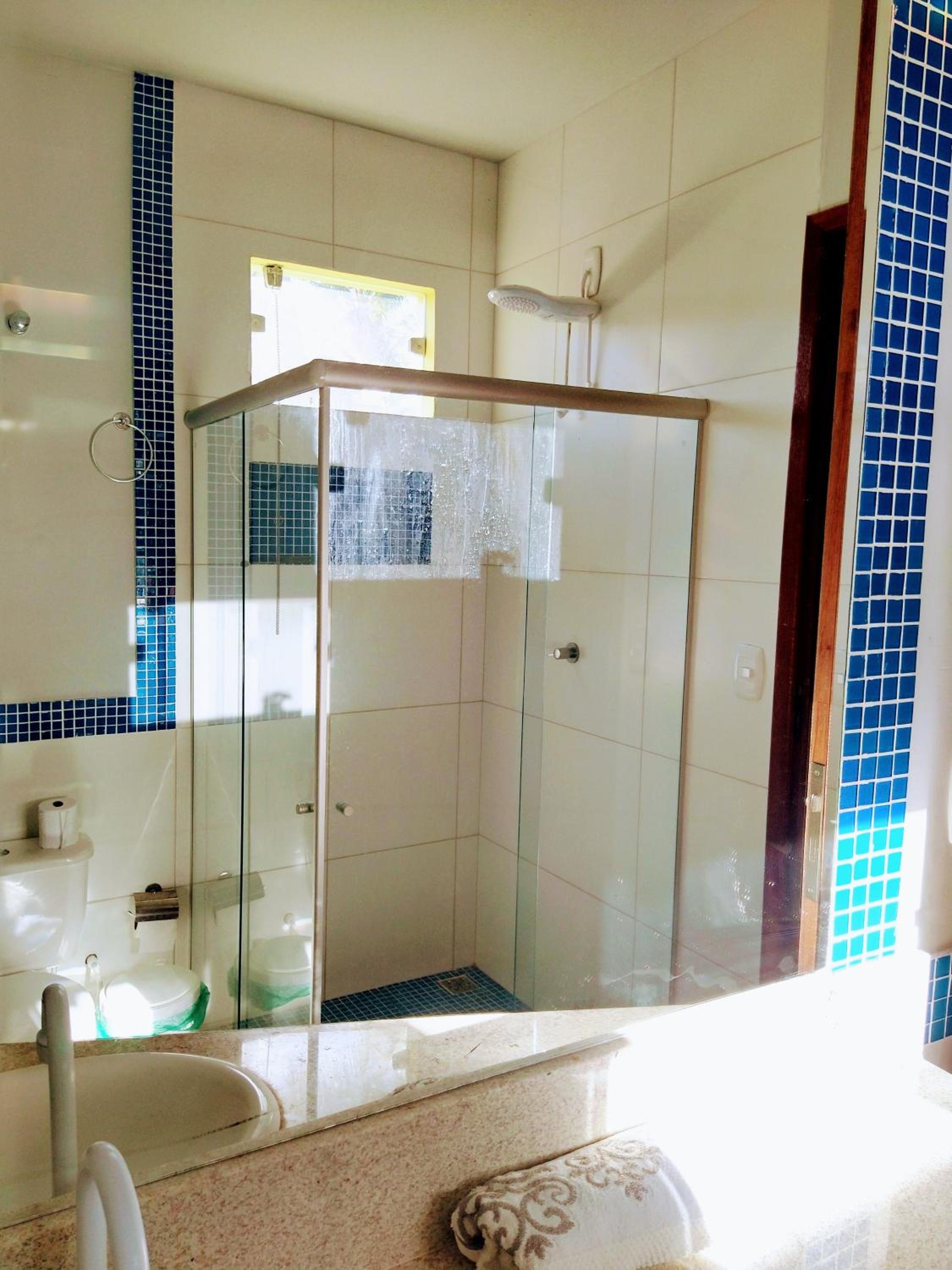 Ampla casa em condomínio à beira d' agua