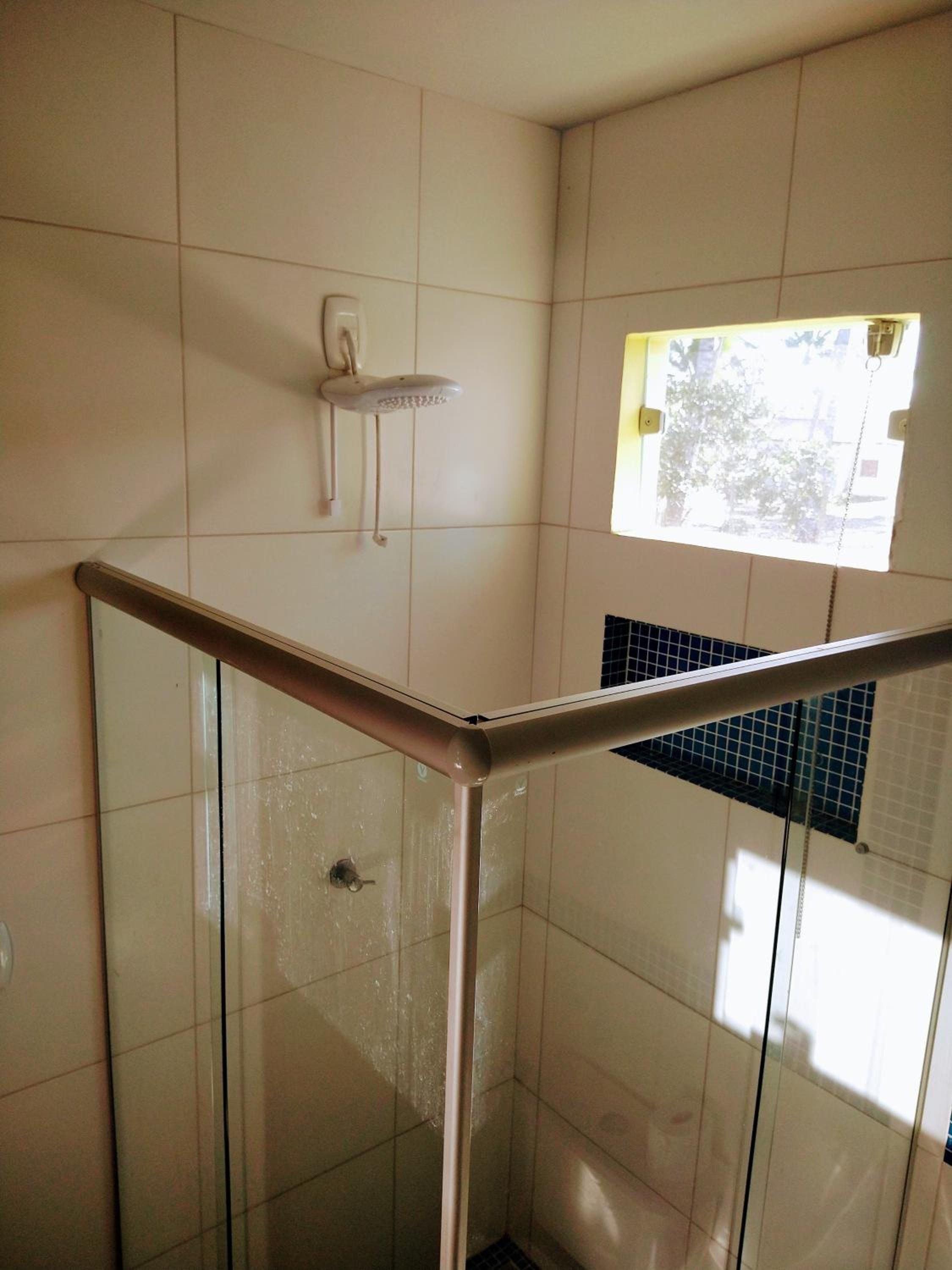Ampla casa em condomínio à beira d' agua