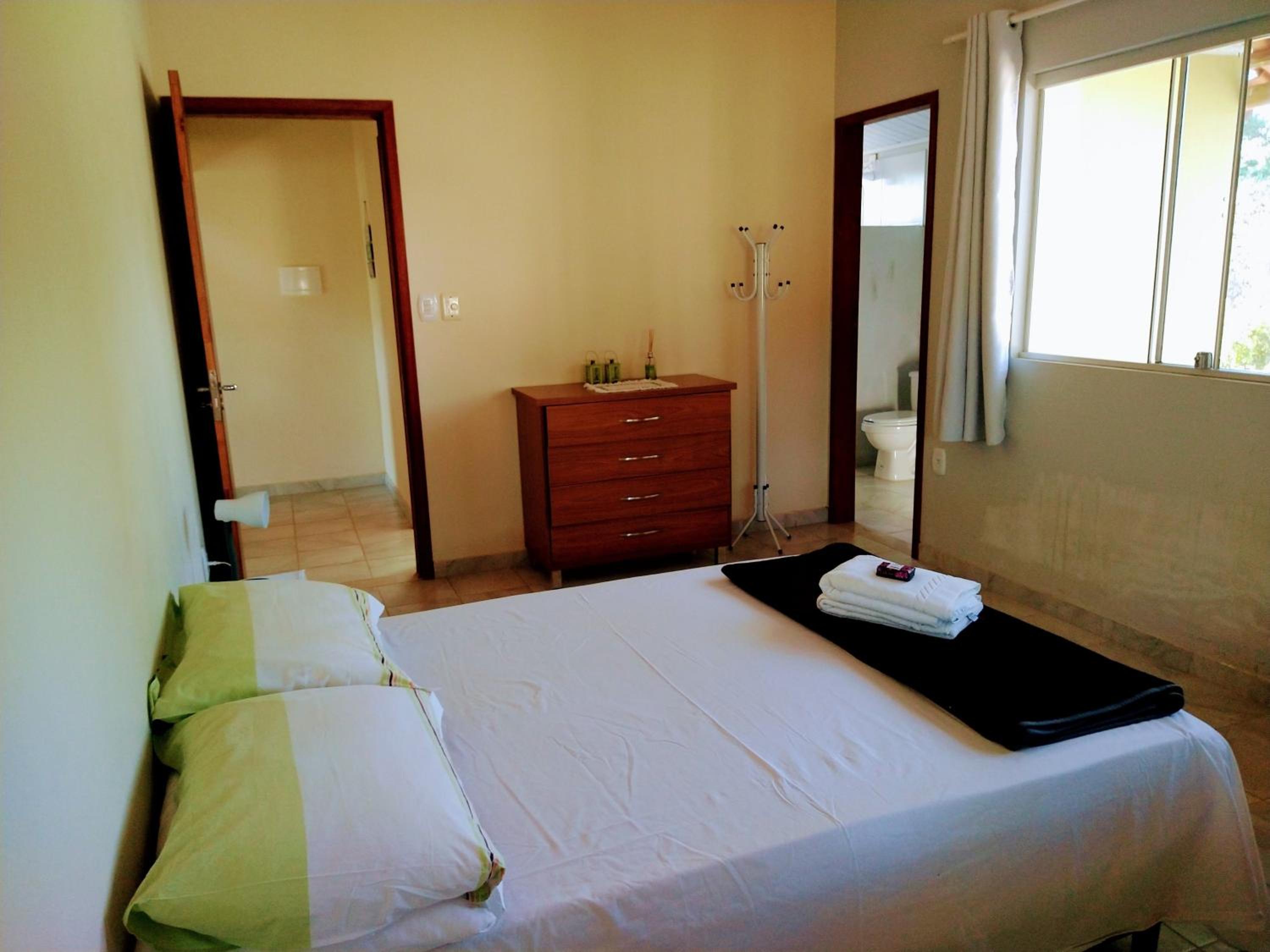 Ampla casa em condomínio à beira d' agua