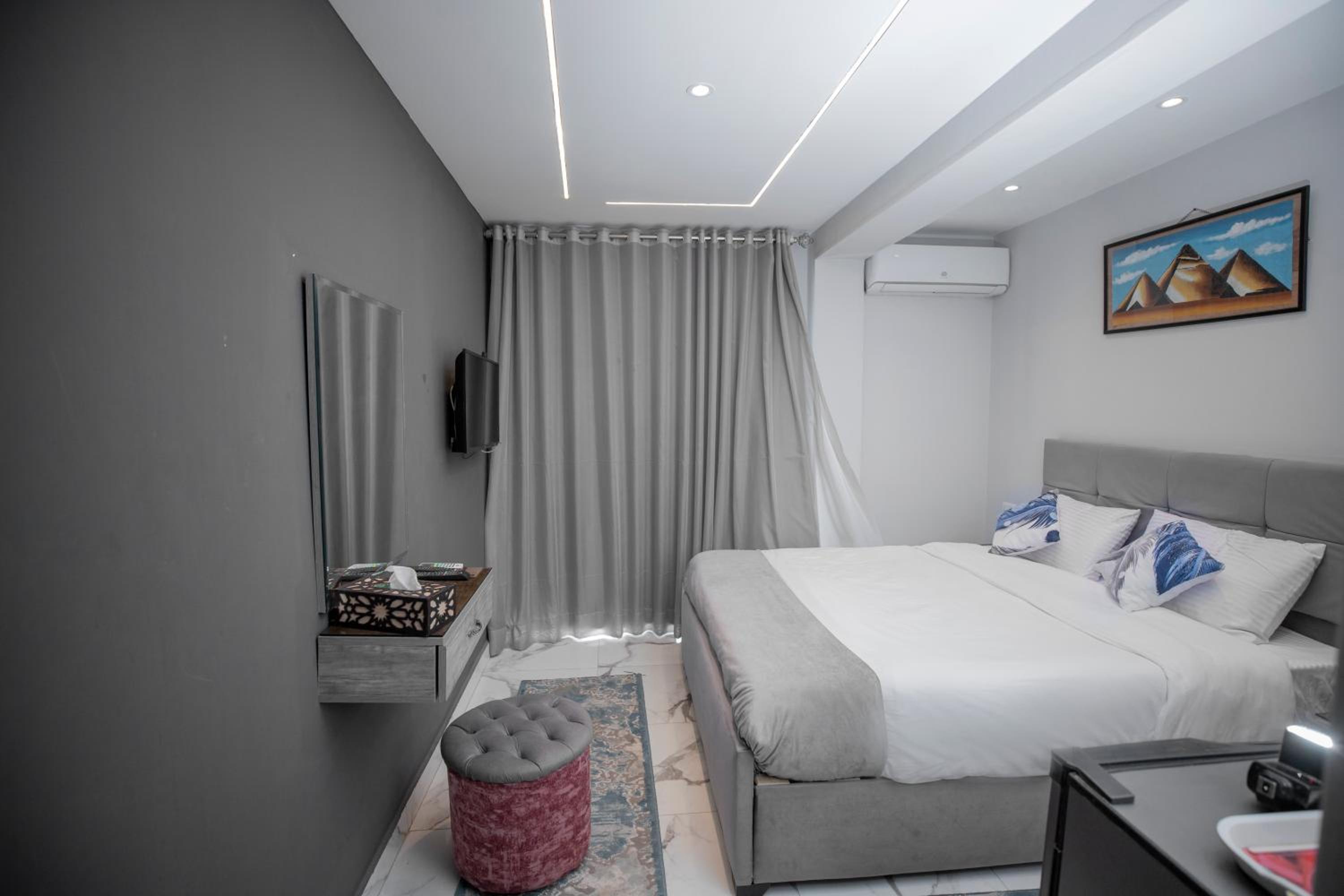 WOW Pyramids Inn With Rooftop Lounge