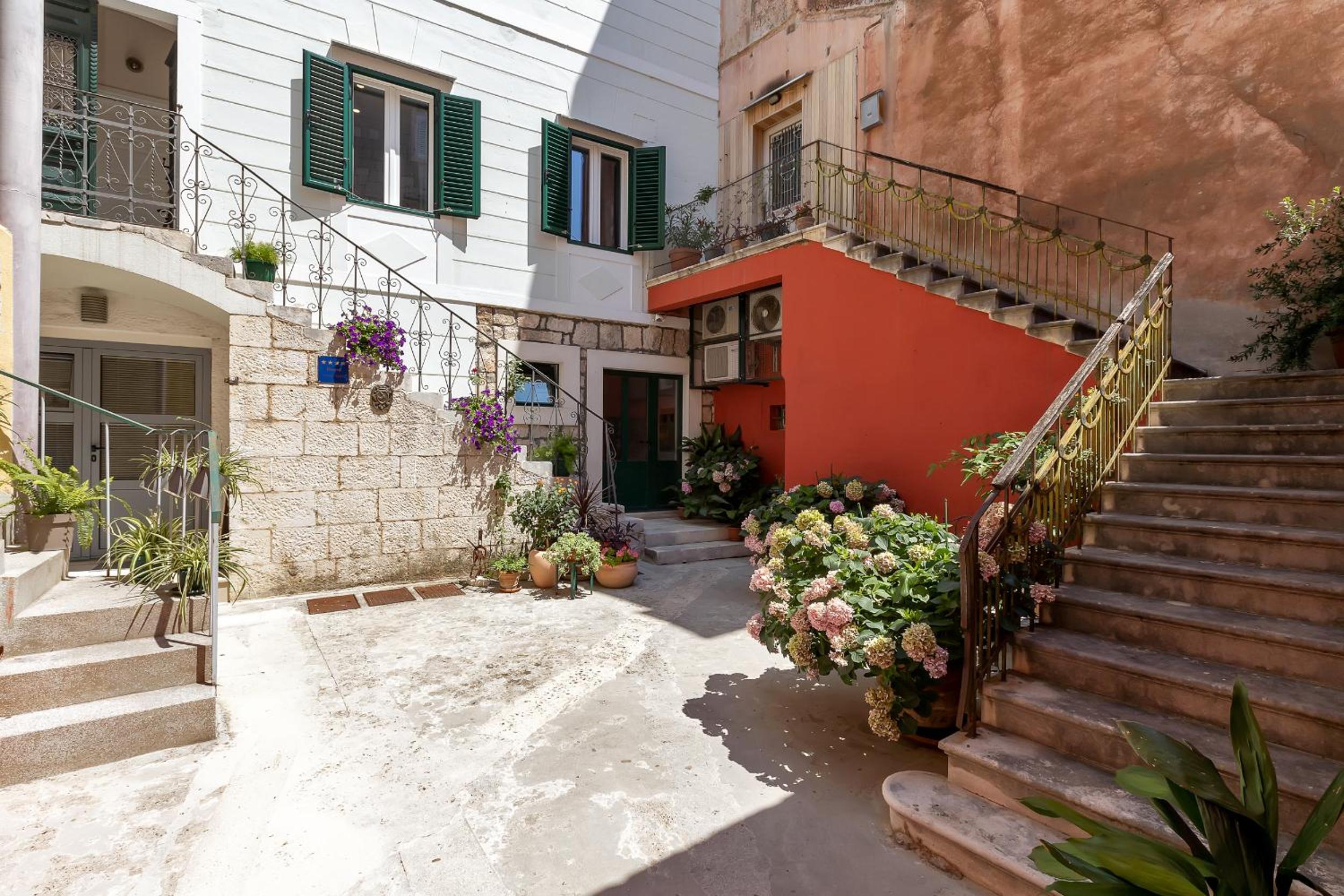 Hotel City Center Apartment Dvor Kalalarga - Image 1