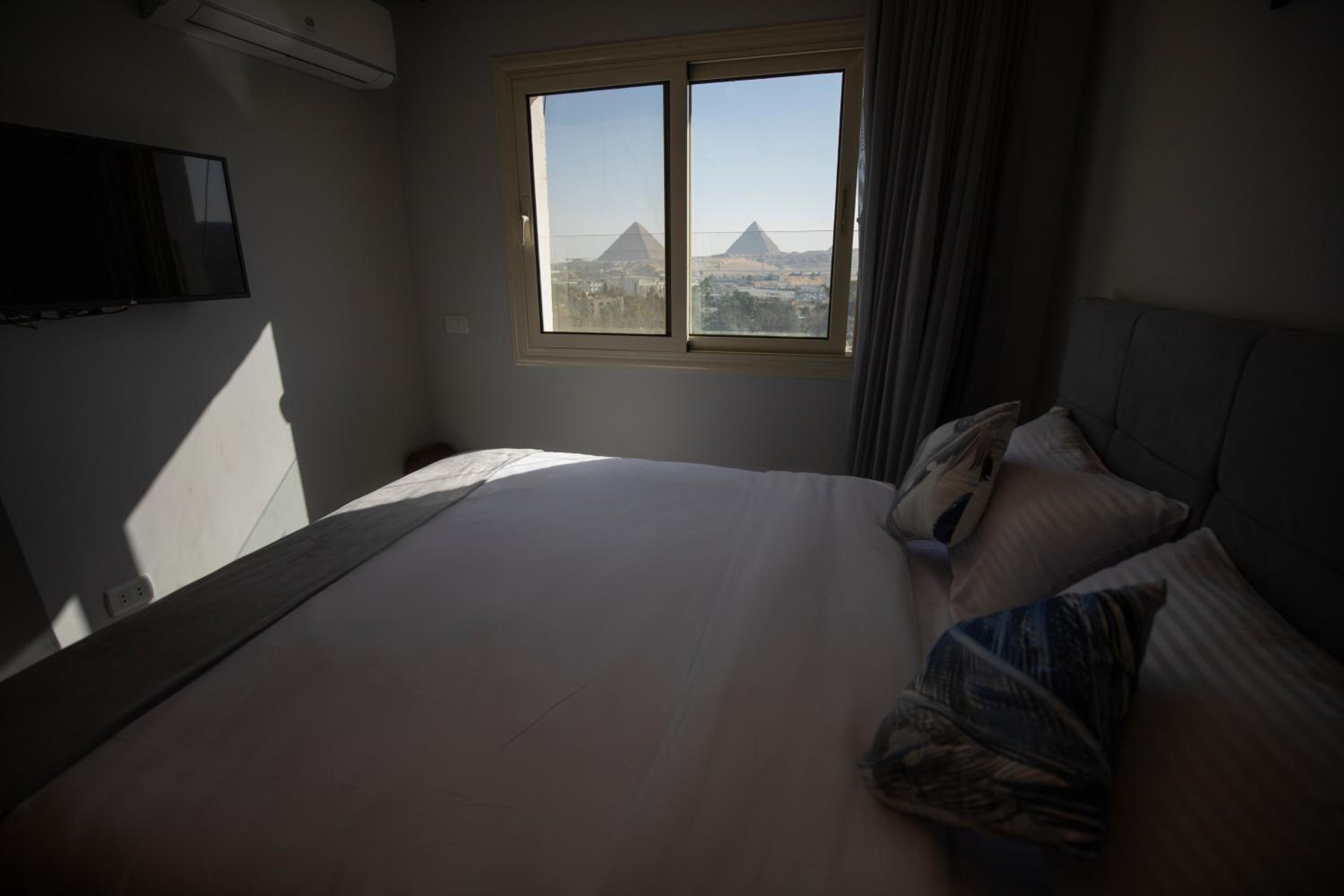 WOW Pyramids Inn With Rooftop Lounge