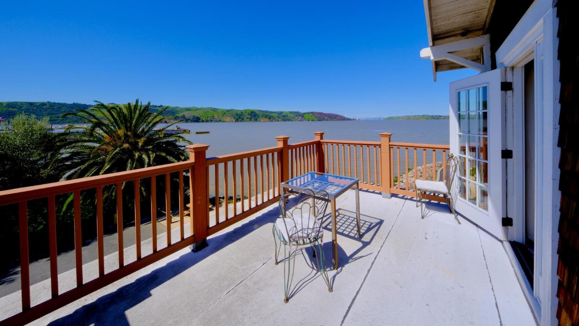Shorelight Inn view 5
