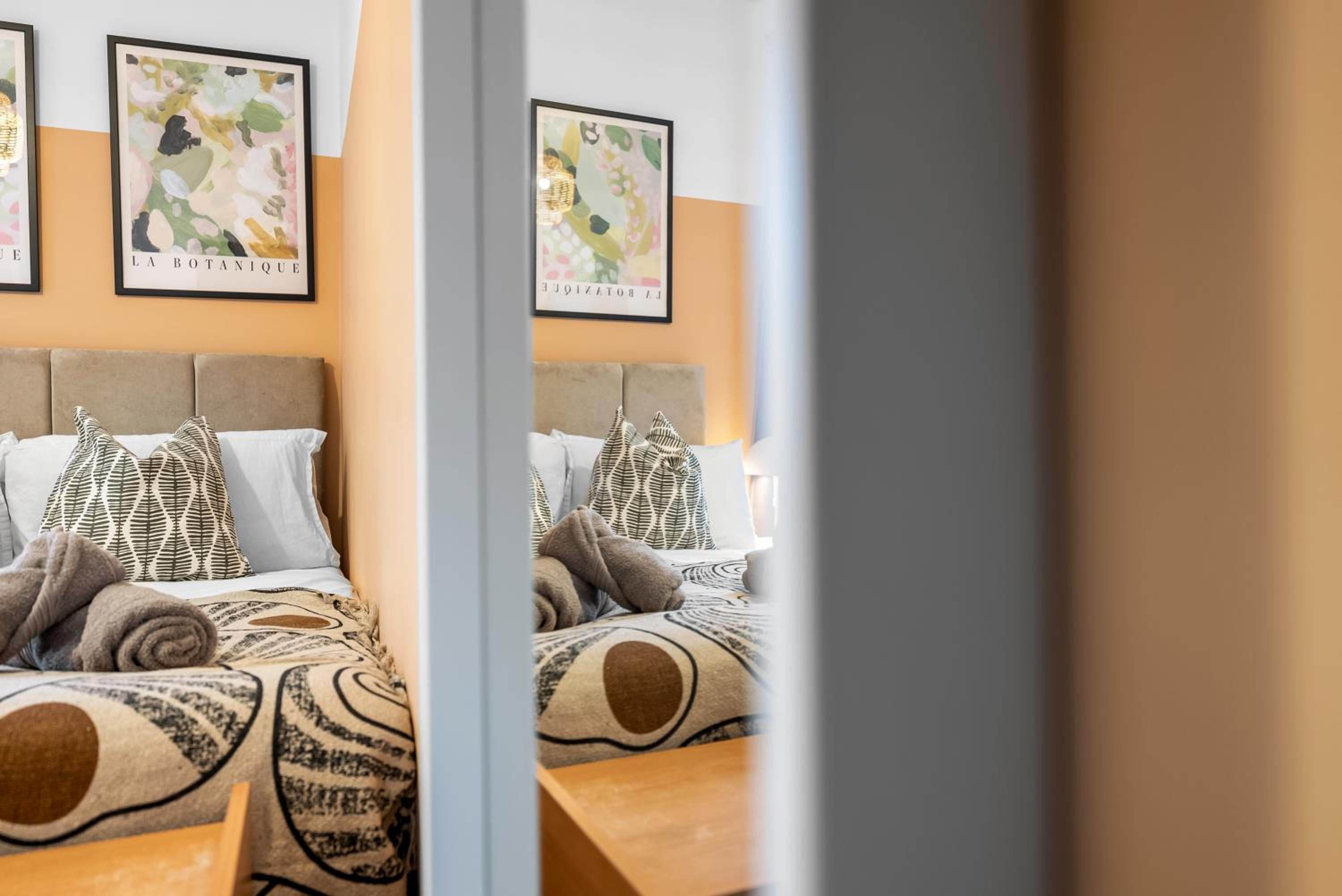3-BR Spacious Stylish House, Central Portsmouth Sleeps 6, Parking - By Blue Puffin Stays view 2