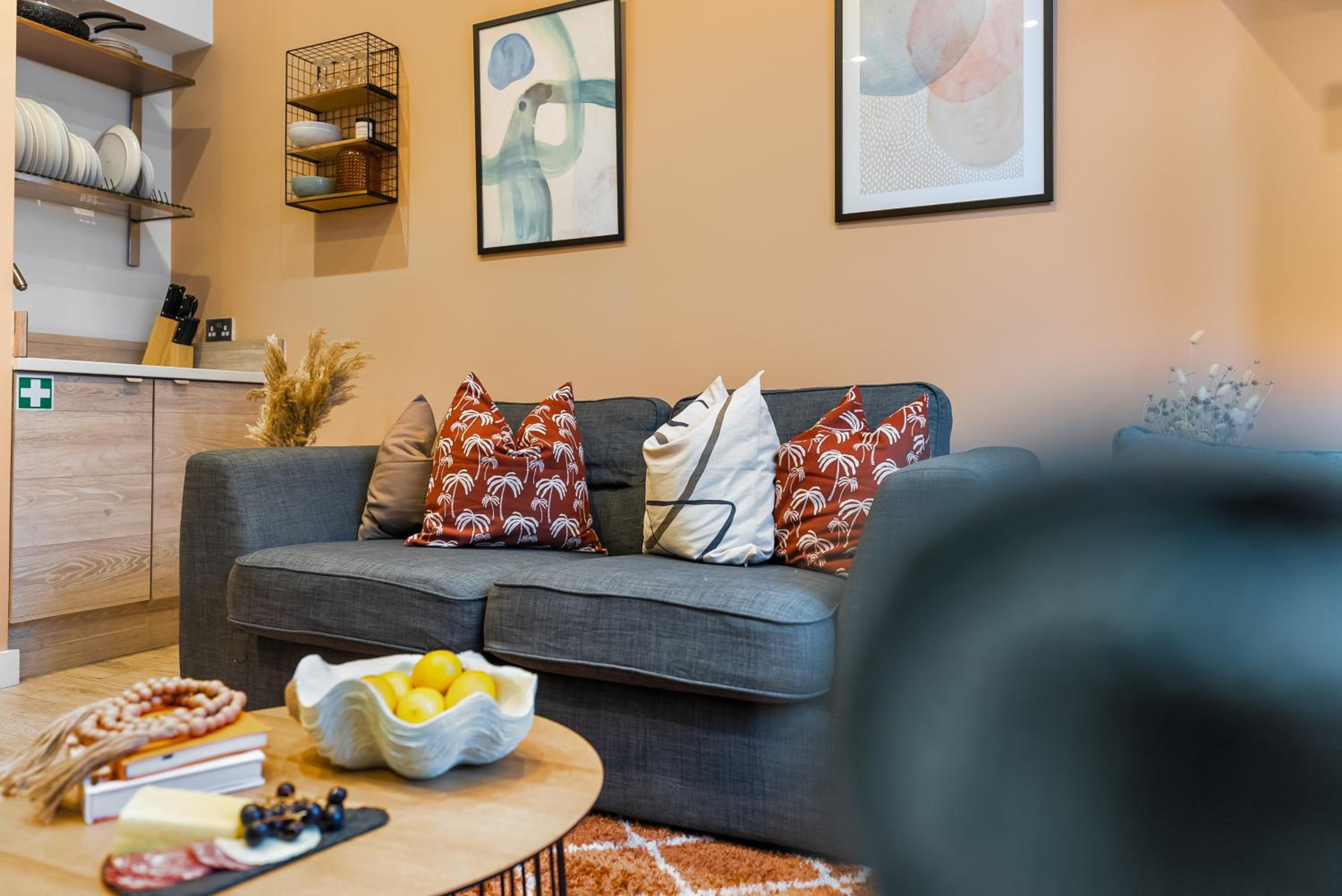 3-BR Spacious Stylish House, Central Portsmouth Sleeps 6, Parking - By Blue Puffin Stays view 5