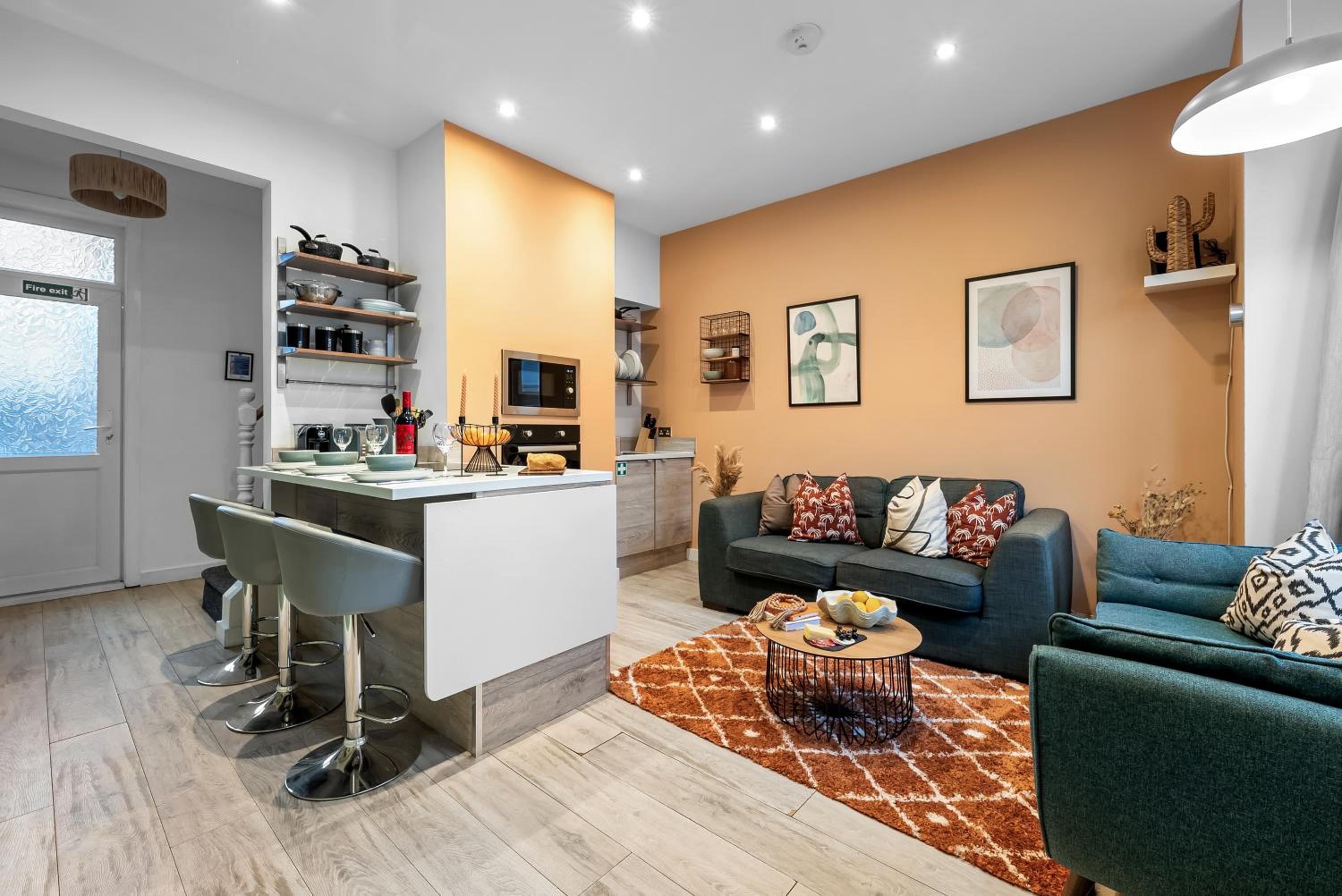 3-BR Spacious Stylish House, Central Portsmouth Sleeps 6, Parking - By Blue Puffin Stays view 3