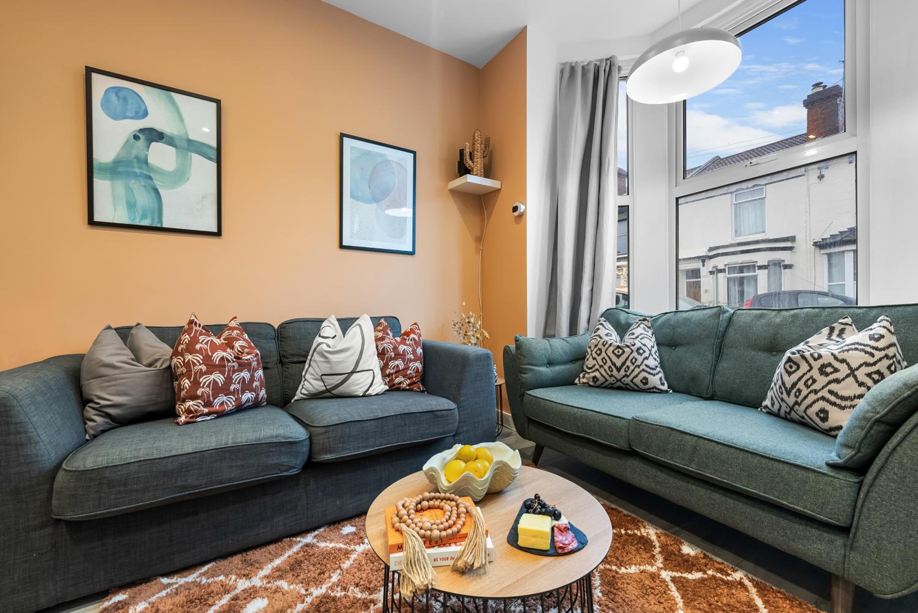 3-BR Spacious Stylish House, Central Portsmouth Sleeps 6, Parking - By Blue Puffin Stays view 4