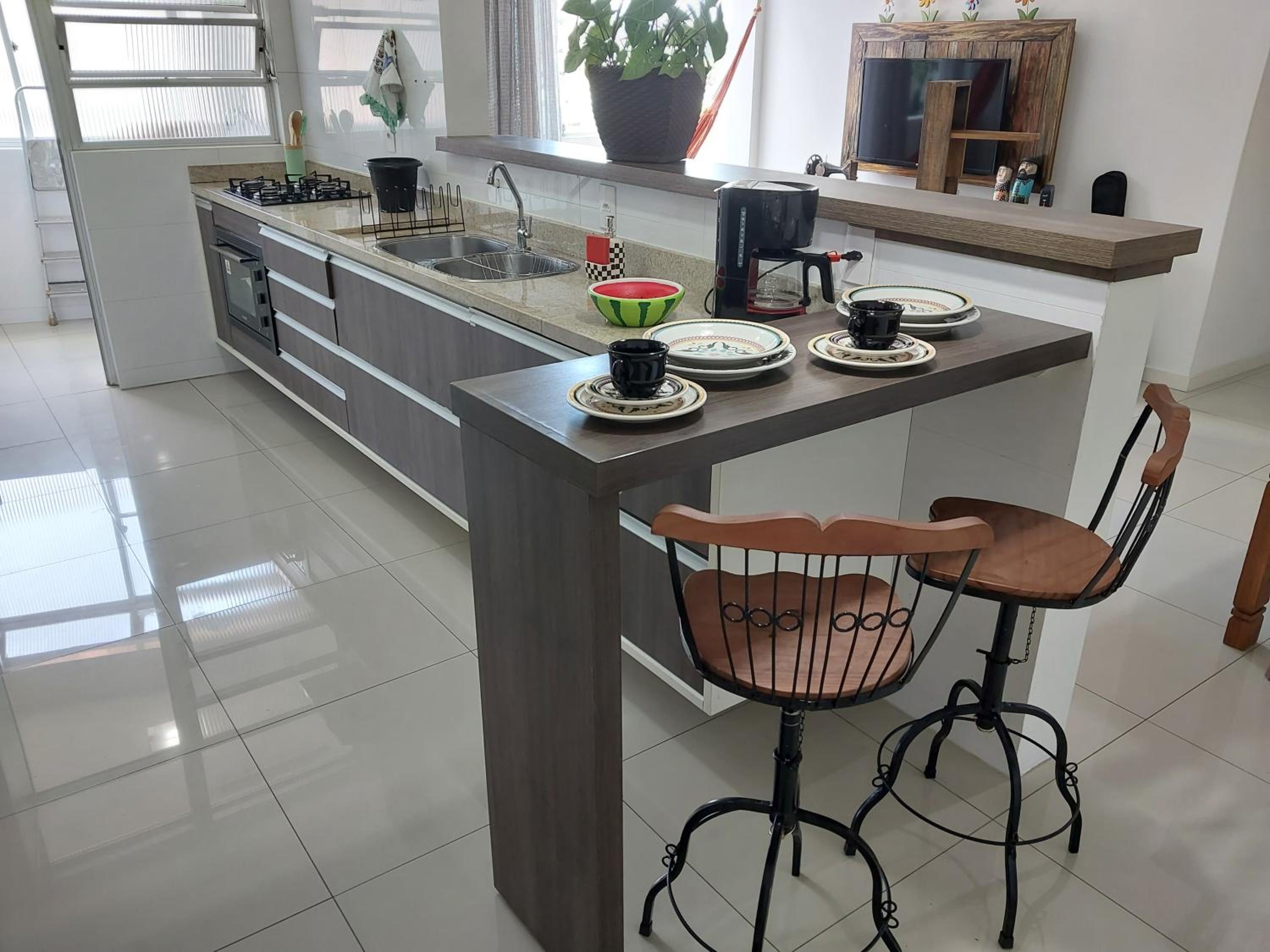 Melhor custo benefício no centro 4 pessoas, 2Q, ar, garagem, cozinha completa