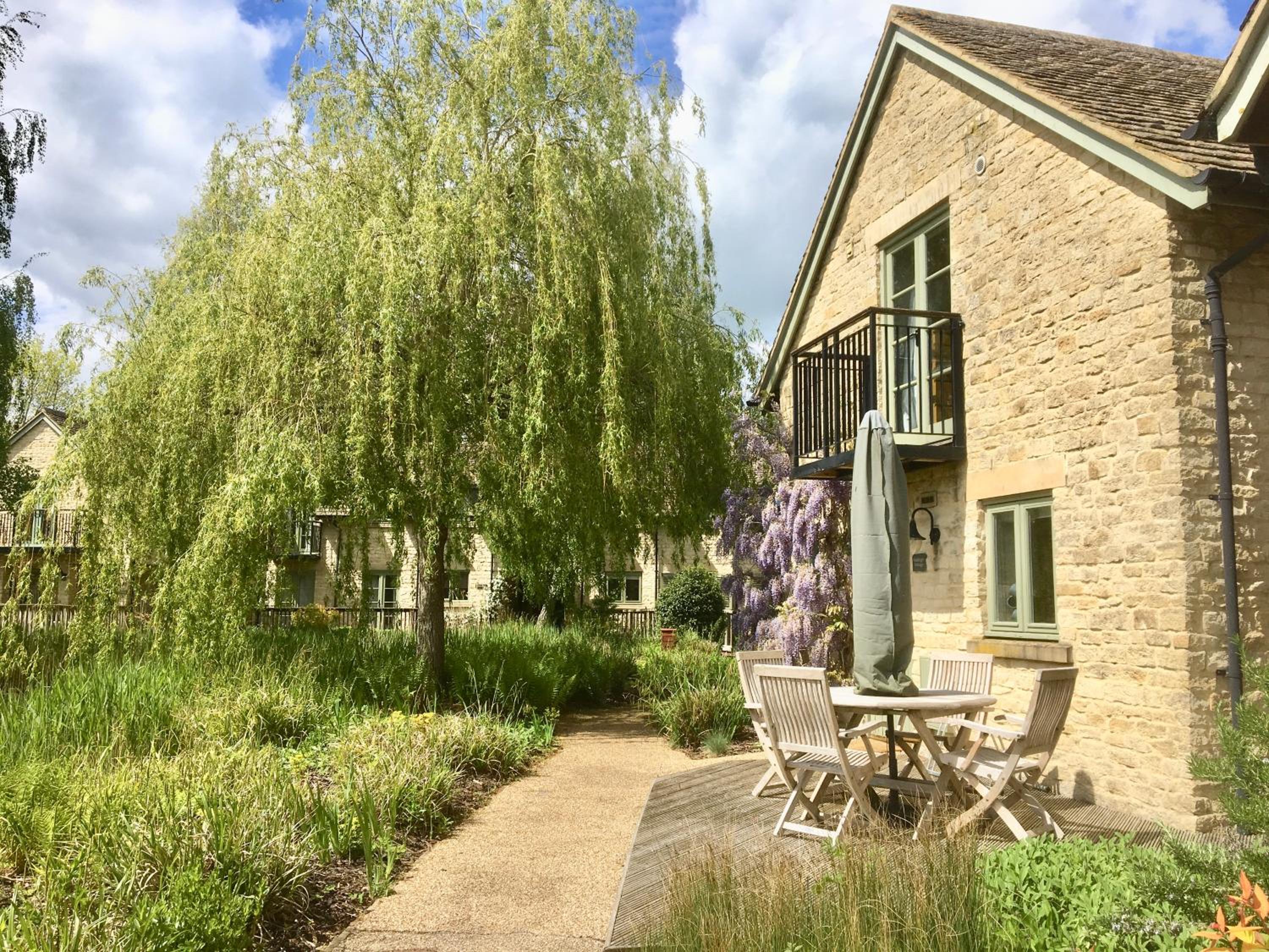 Oakleigh Cottage - lakes, spa, pools, sports, nature reserve view 2