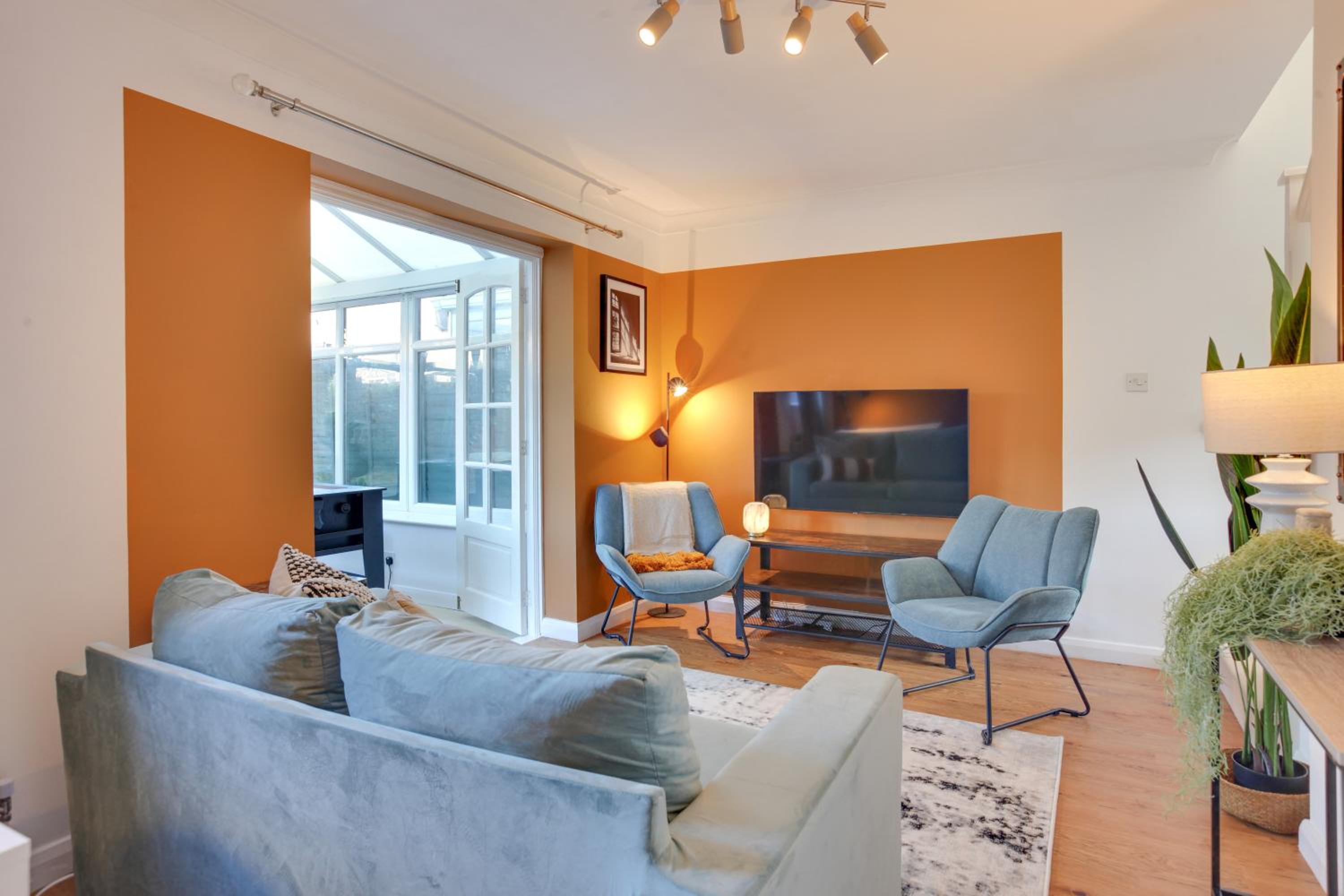 Cosy Two bedroom house - Chelmsford - Free Parking and Wifi view 3