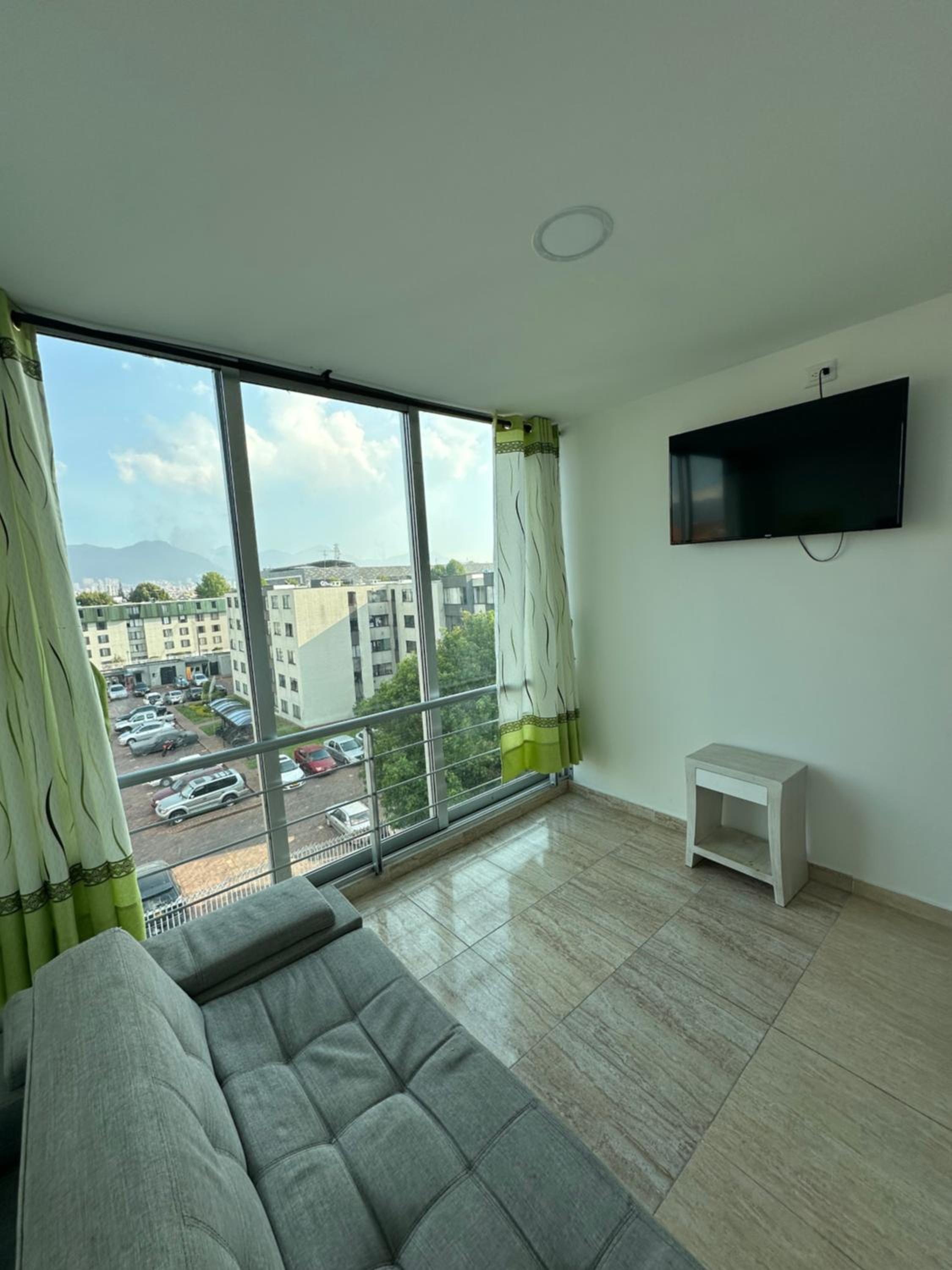 APARTAMENTO AMOBLADO CERCA A METROPOLIS