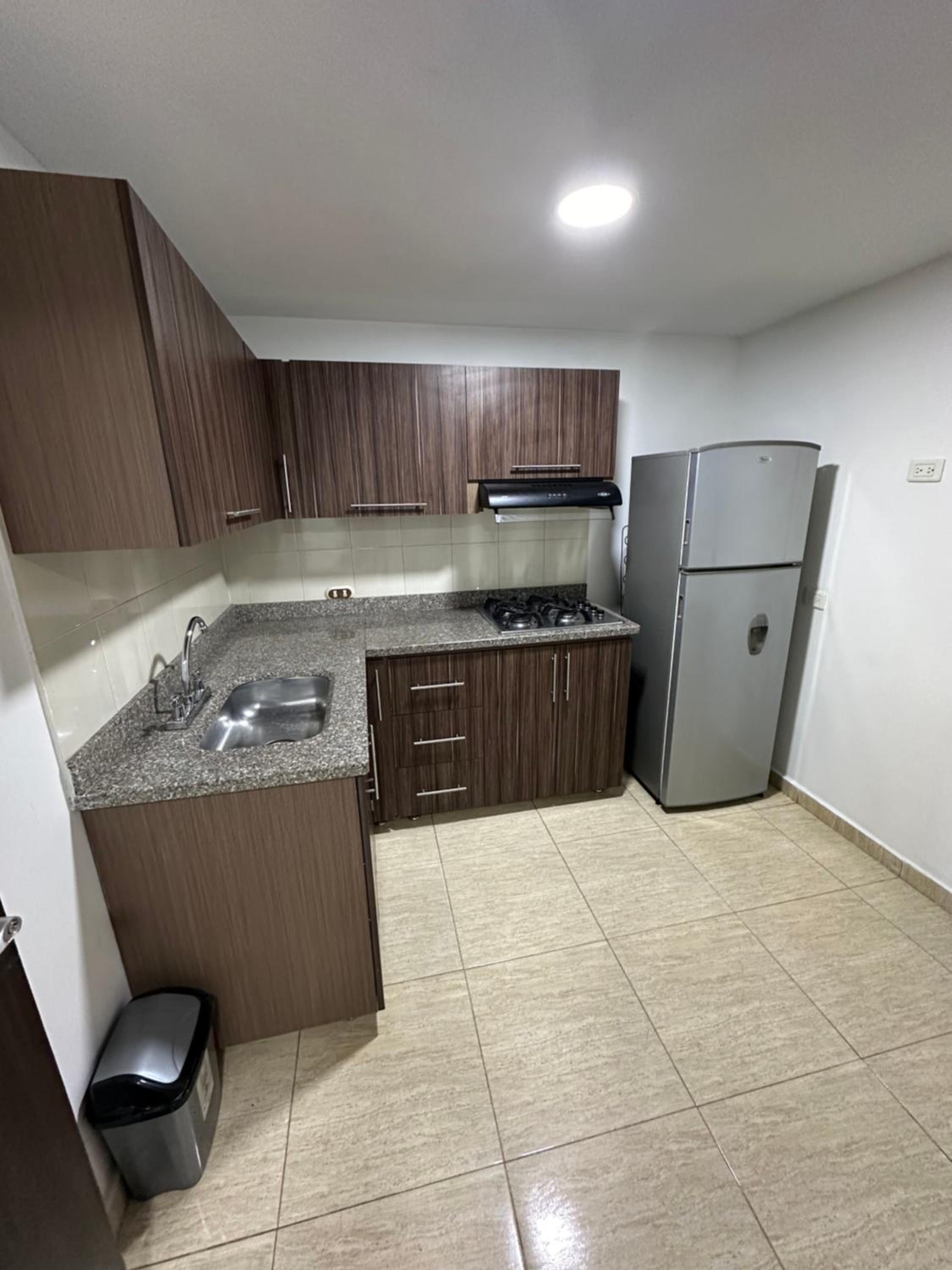APARTAMENTO AMOBLADO CERCA A METROPOLIS