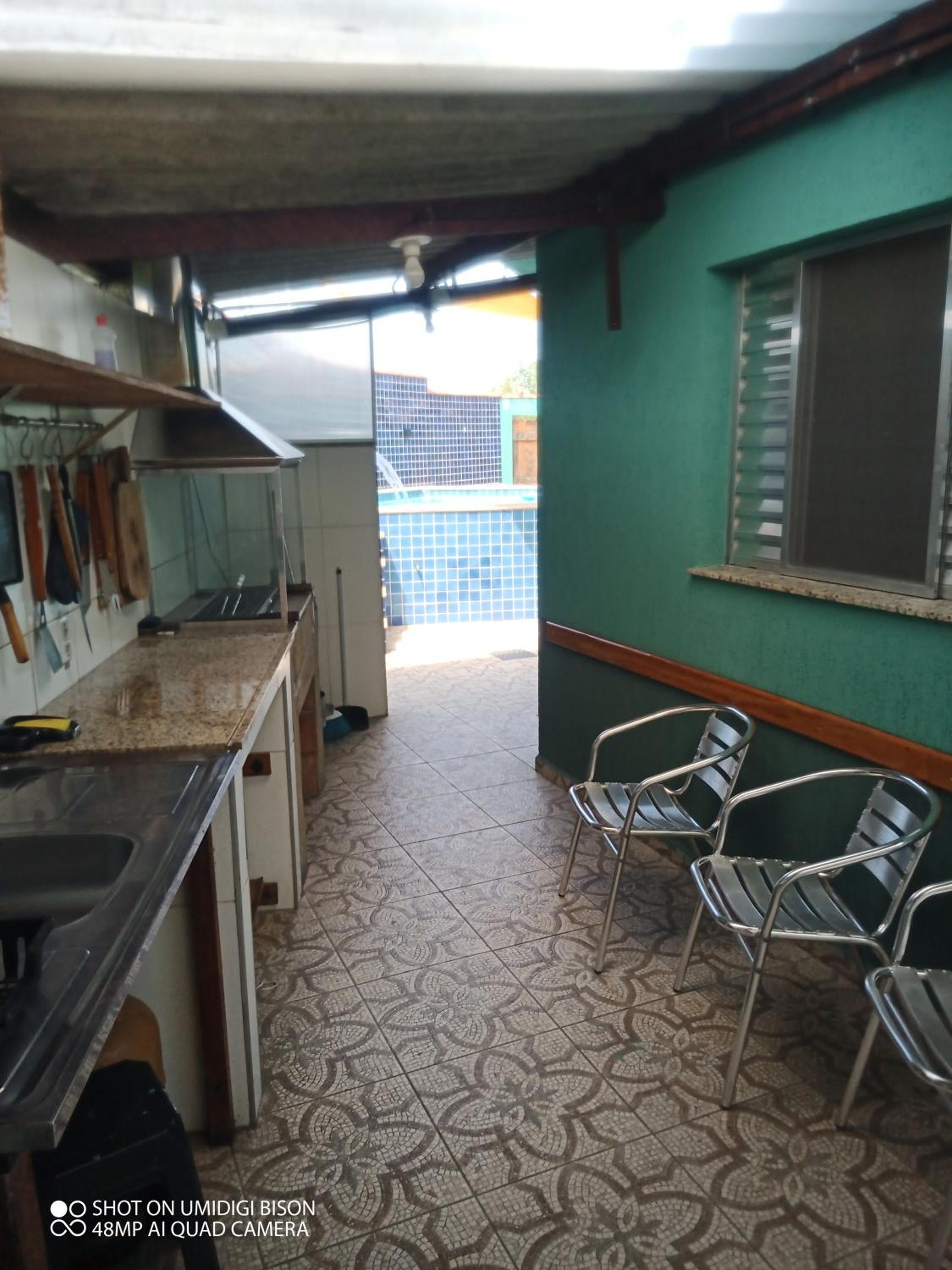 Casa com piscina , churrasqueira, Wi-Fi, em rua de Areia à 1km da praia, bairro sussegado, proíbido uso de som extremamente alto ideal para descansar