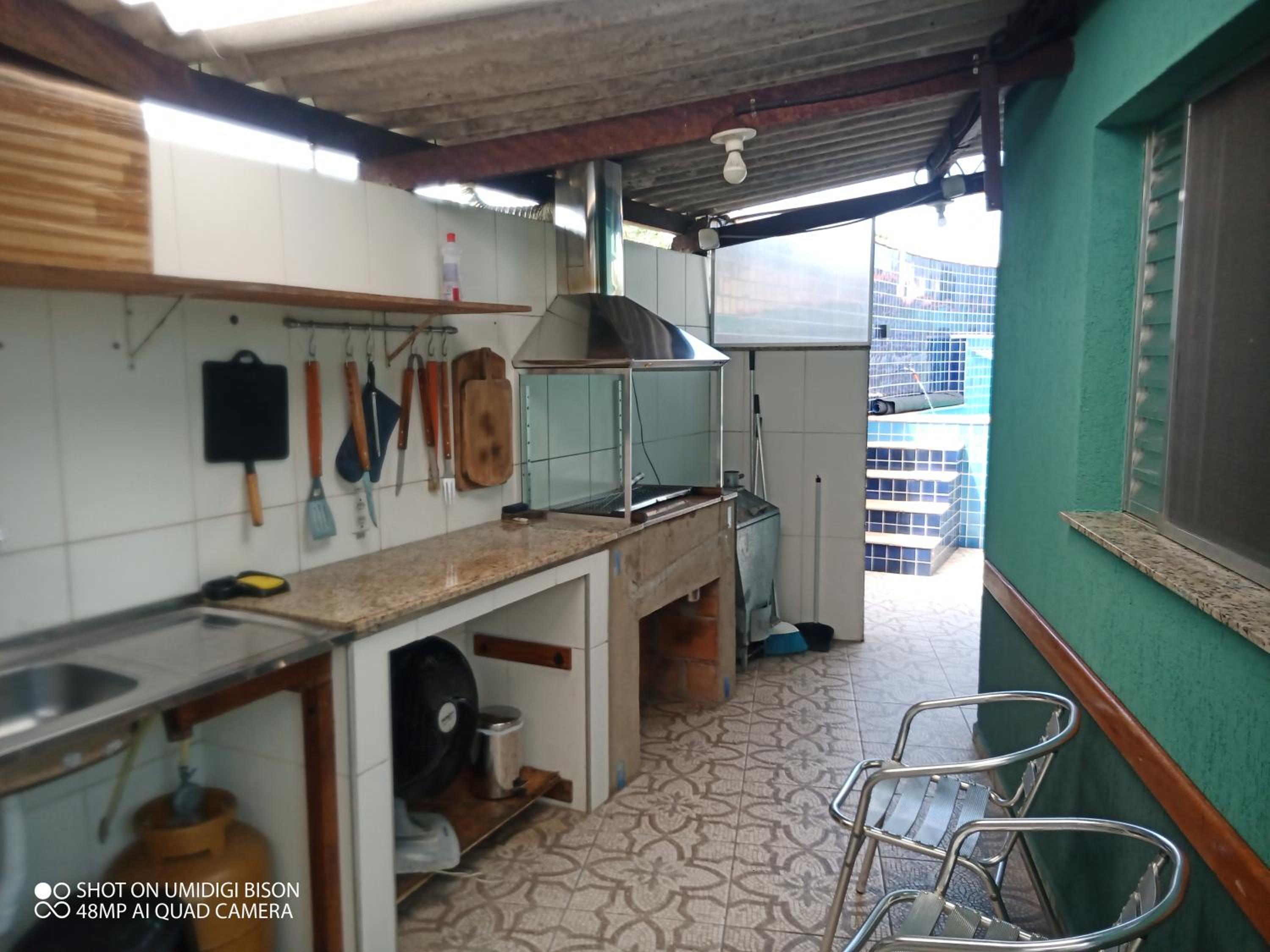 Casa com piscina , churrasqueira, Wi-Fi, em rua de Areia à 1km da praia, bairro sussegado, proíbido uso de som extremamente alto ideal para descansar