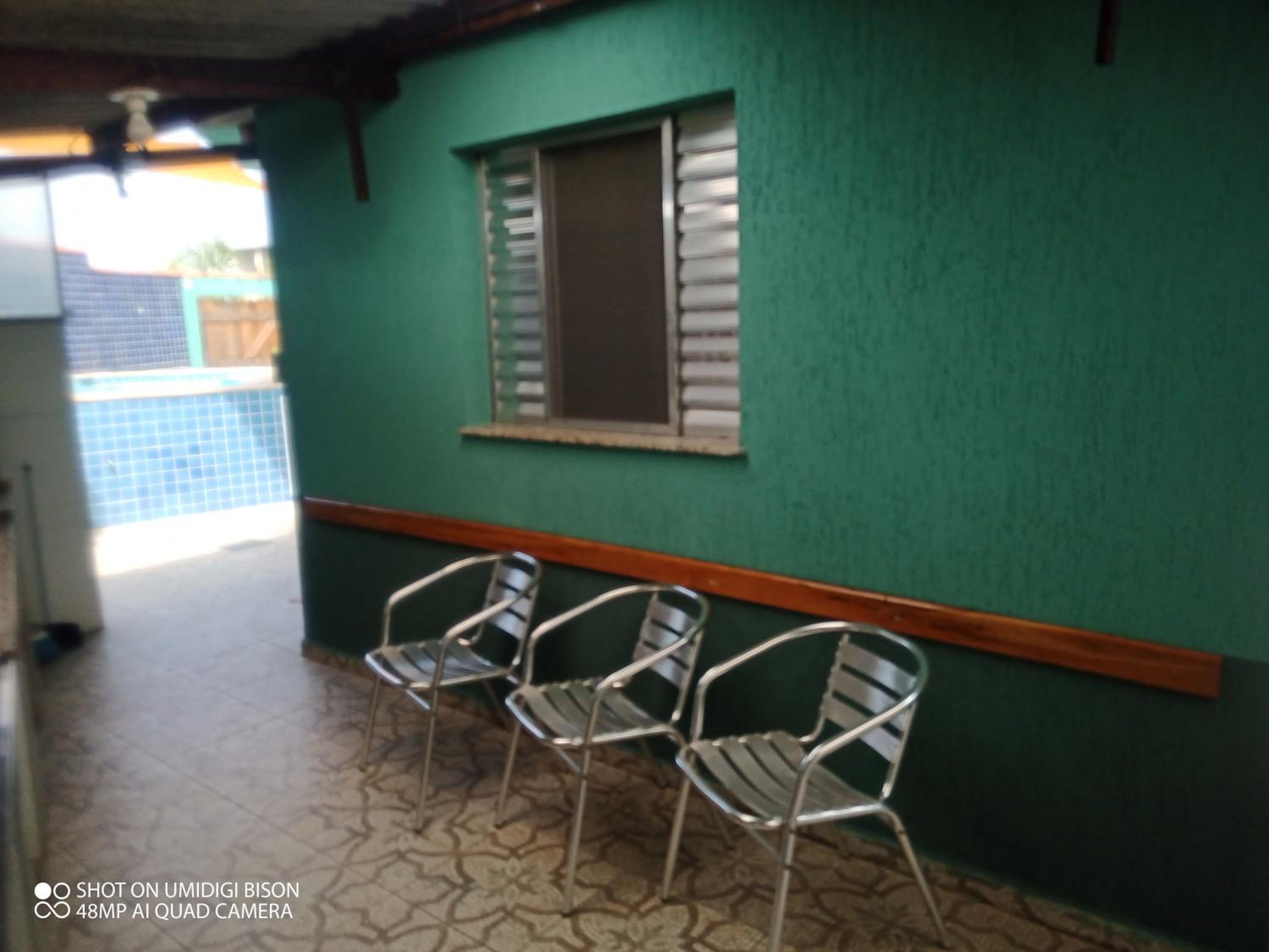 Casa com piscina , churrasqueira, Wi-Fi, em rua de Areia à 1km da praia, bairro sussegado, proíbido uso de som extremamente alto ideal para descansar