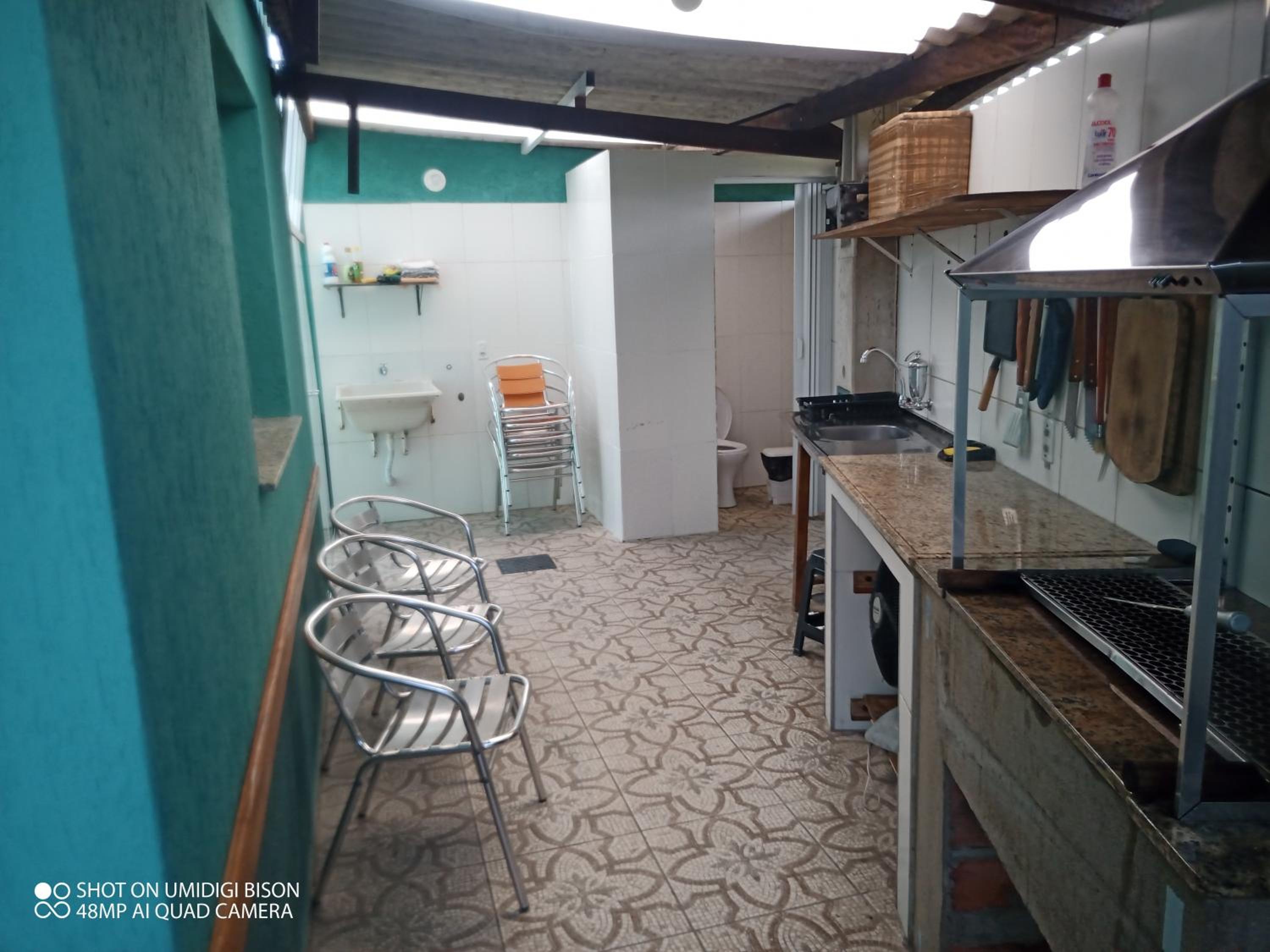 Casa com piscina , churrasqueira, Wi-Fi, em rua de Areia à 1km da praia, bairro sussegado, proíbido uso de som extremamente alto ideal para descansar