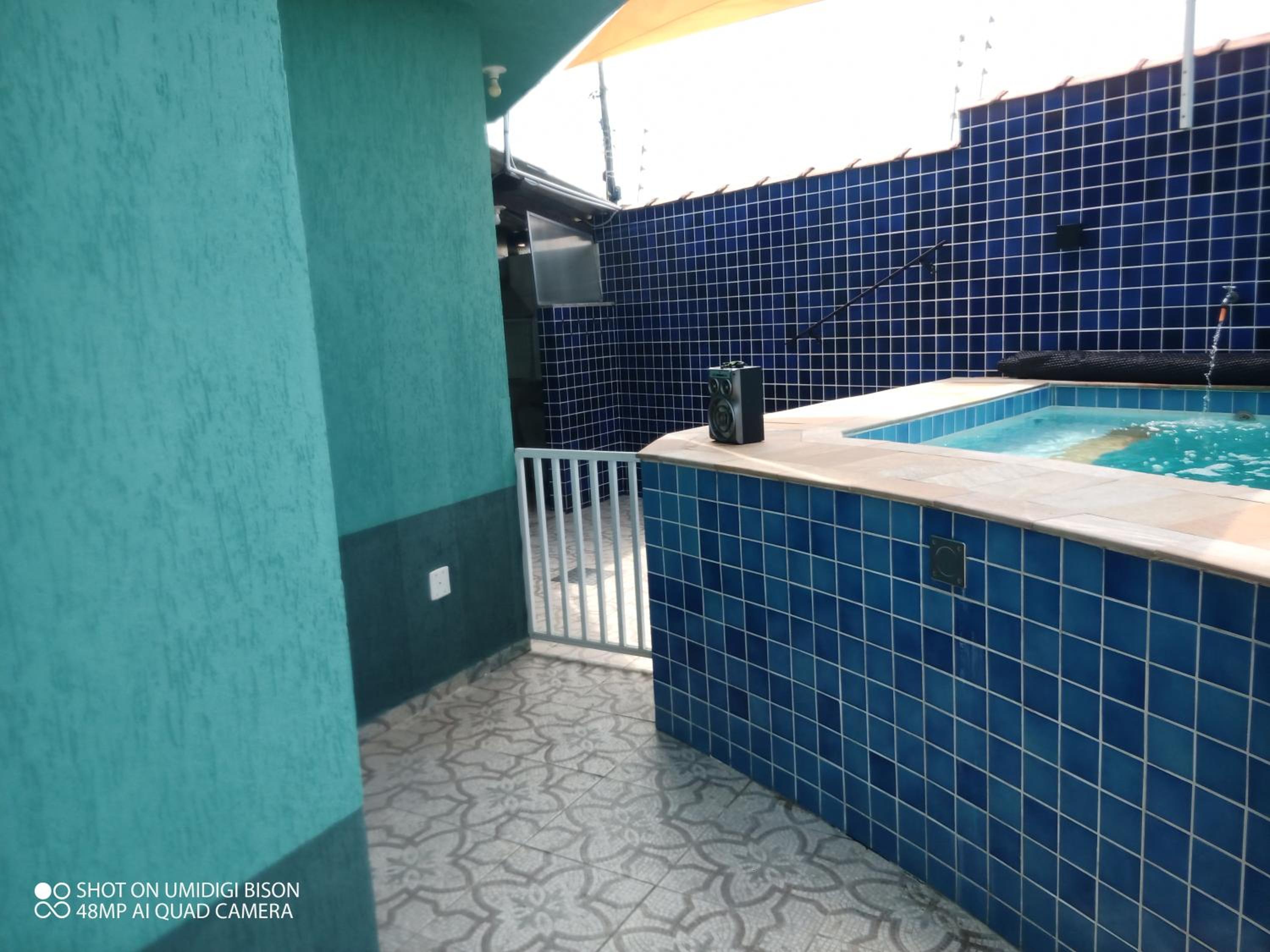 Casa com piscina , churrasqueira, Wi-Fi, em rua de Areia à 1km da praia, bairro sussegado, proíbido uso de som extremamente alto ideal para descansar