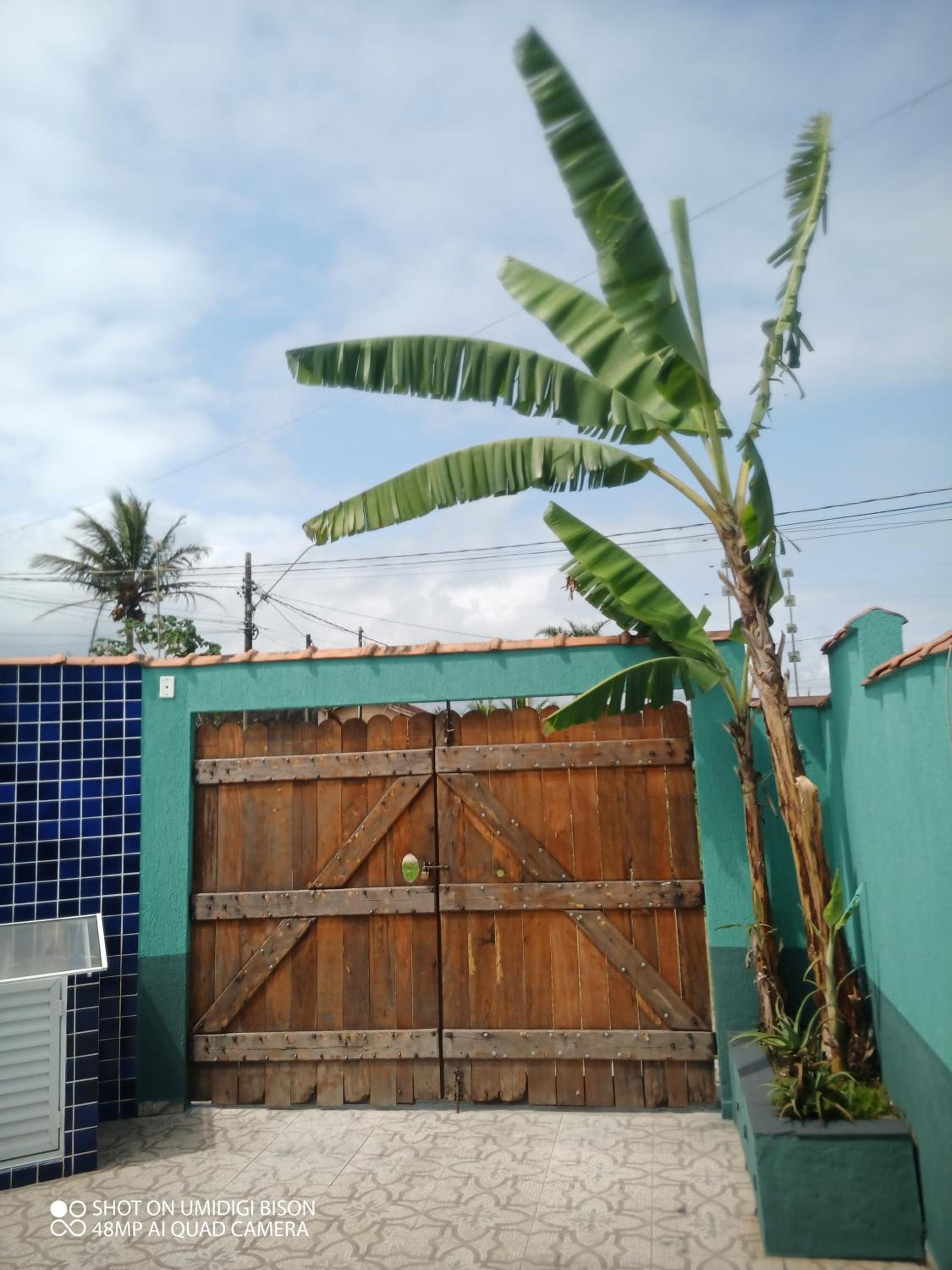 Casa com piscina , churrasqueira, Wi-Fi, em rua de Areia à 1km da praia, bairro sussegado, proíbido uso de som extremamente alto ideal para descansar