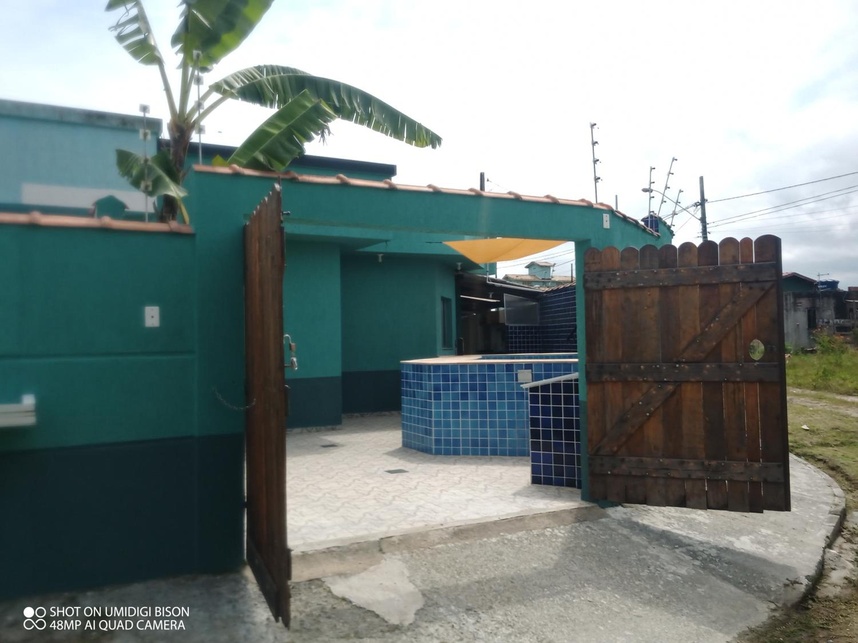 Casa com piscina , churrasqueira, Wi-Fi, em rua de Areia à 1km da praia, bairro sussegado, proíbido uso de som extremamente alto ideal para descansar