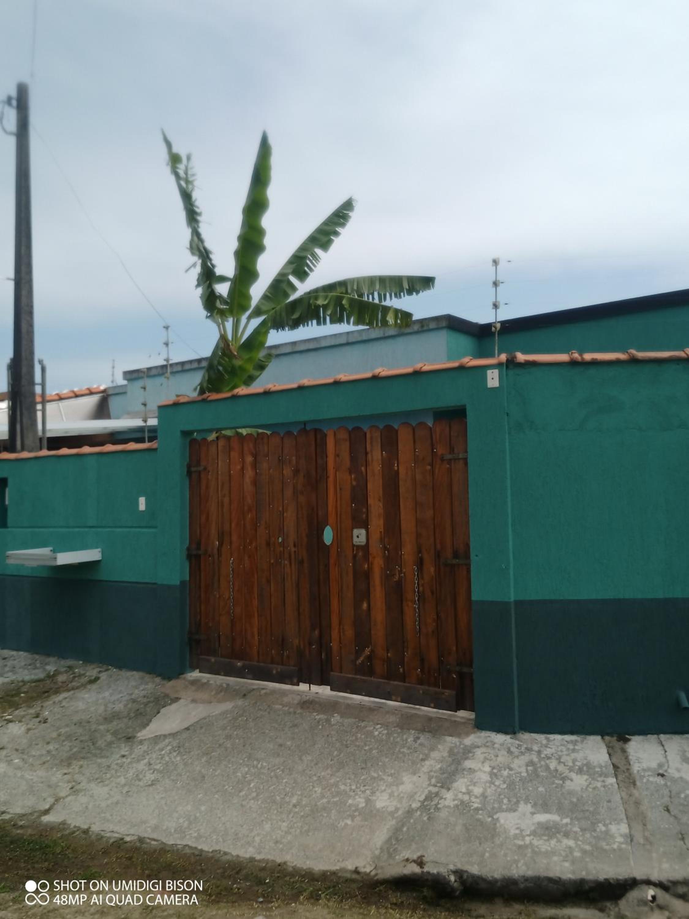 Casa com piscina , churrasqueira, Wi-Fi, em rua de Areia à 1km da praia, bairro sussegado, proíbido uso de som extremamente alto ideal para descansar