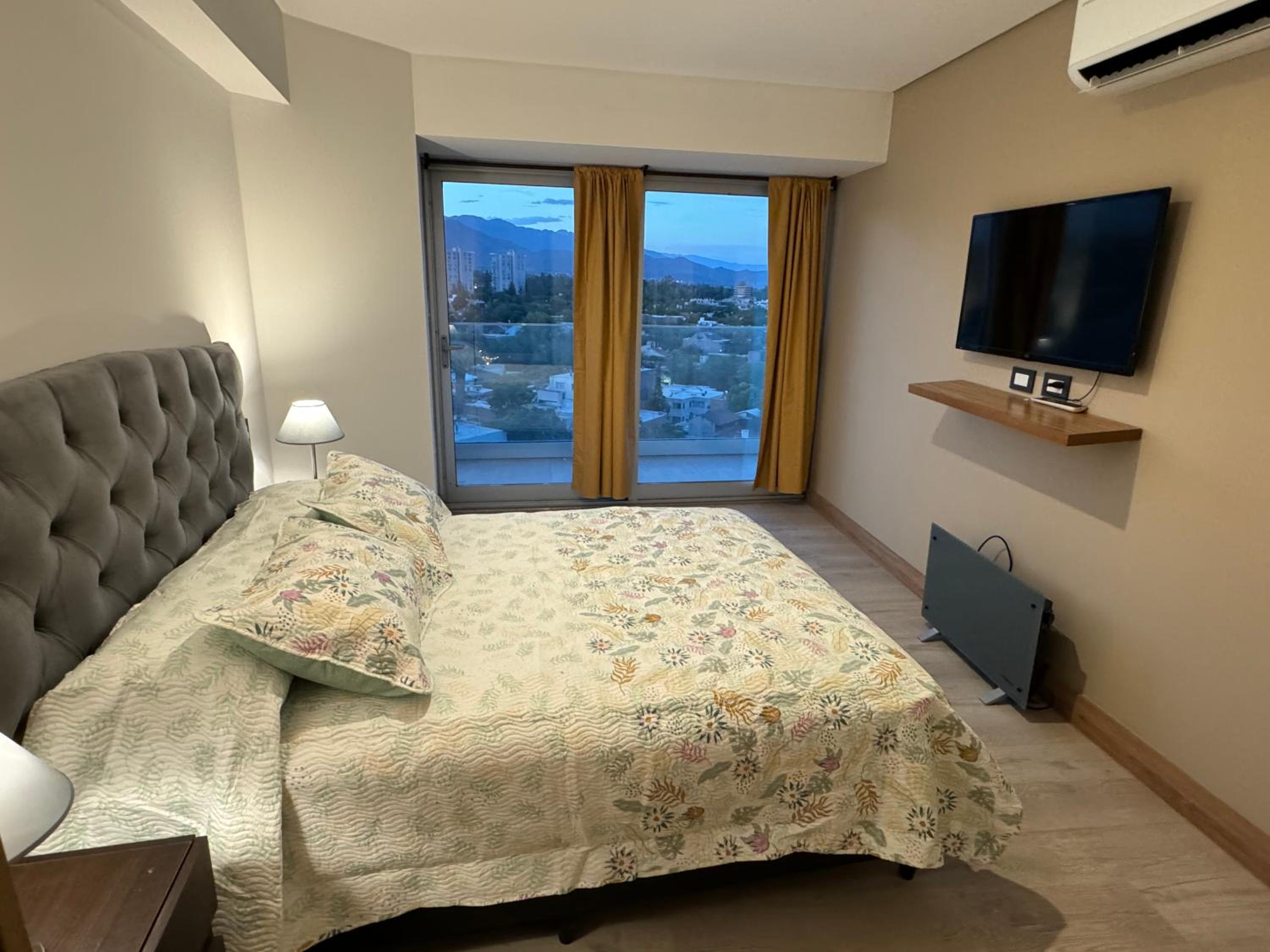 Departamento con vista a la ciudad y cordillera ,con balcón