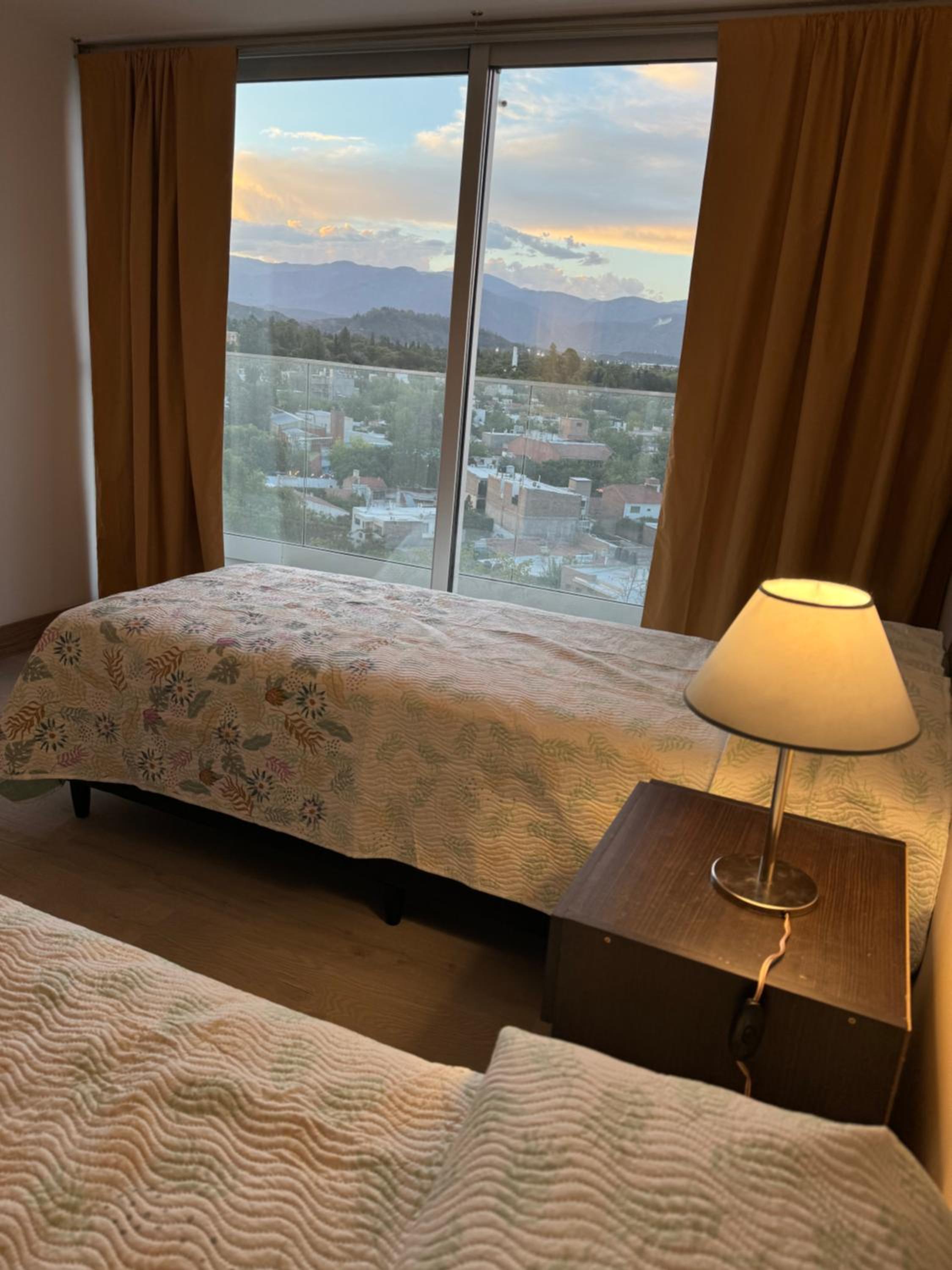 Departamento con vista a la ciudad y cordillera ,con balcón
