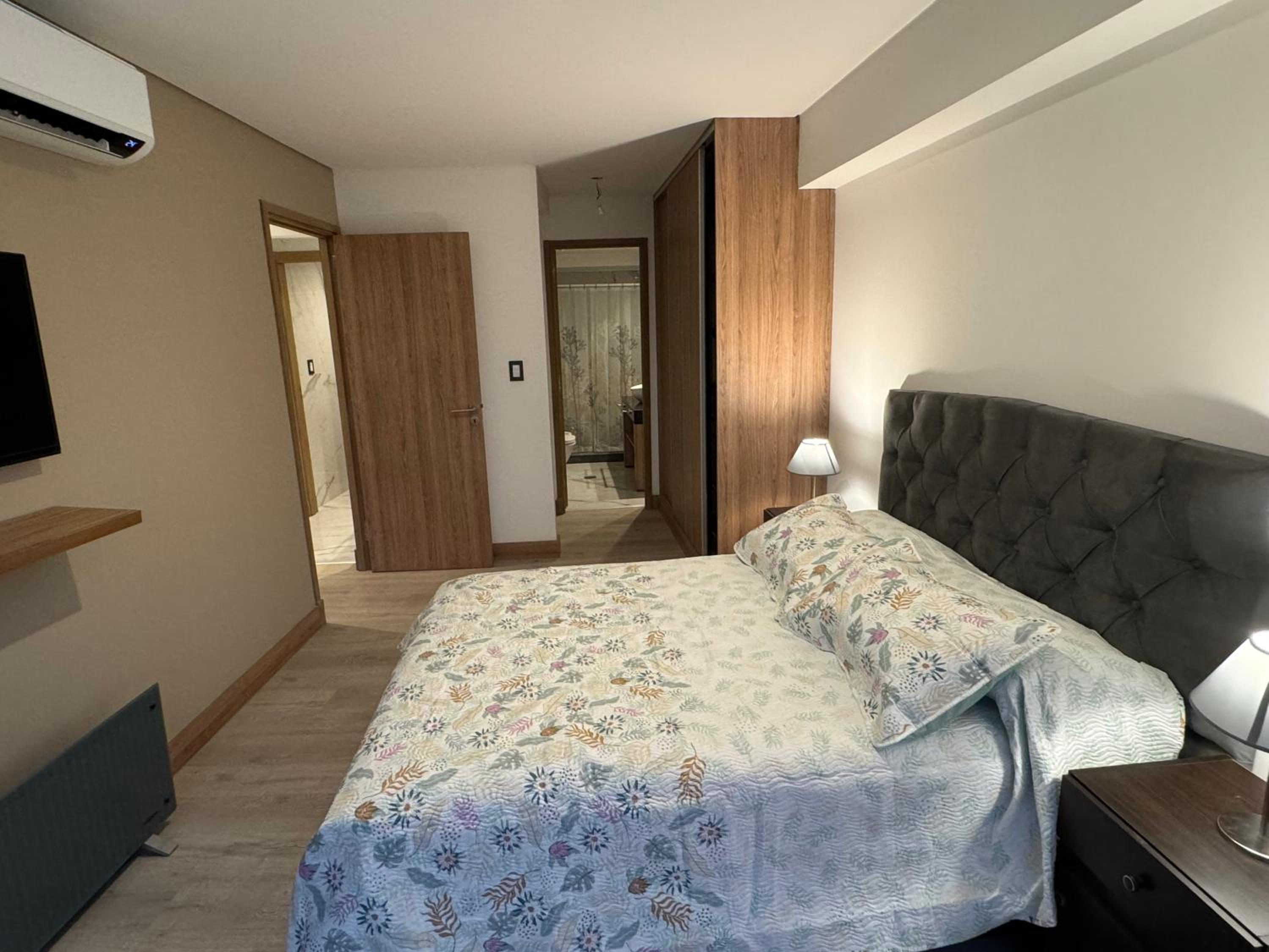 Departamento con vista a la ciudad y cordillera ,con balcón