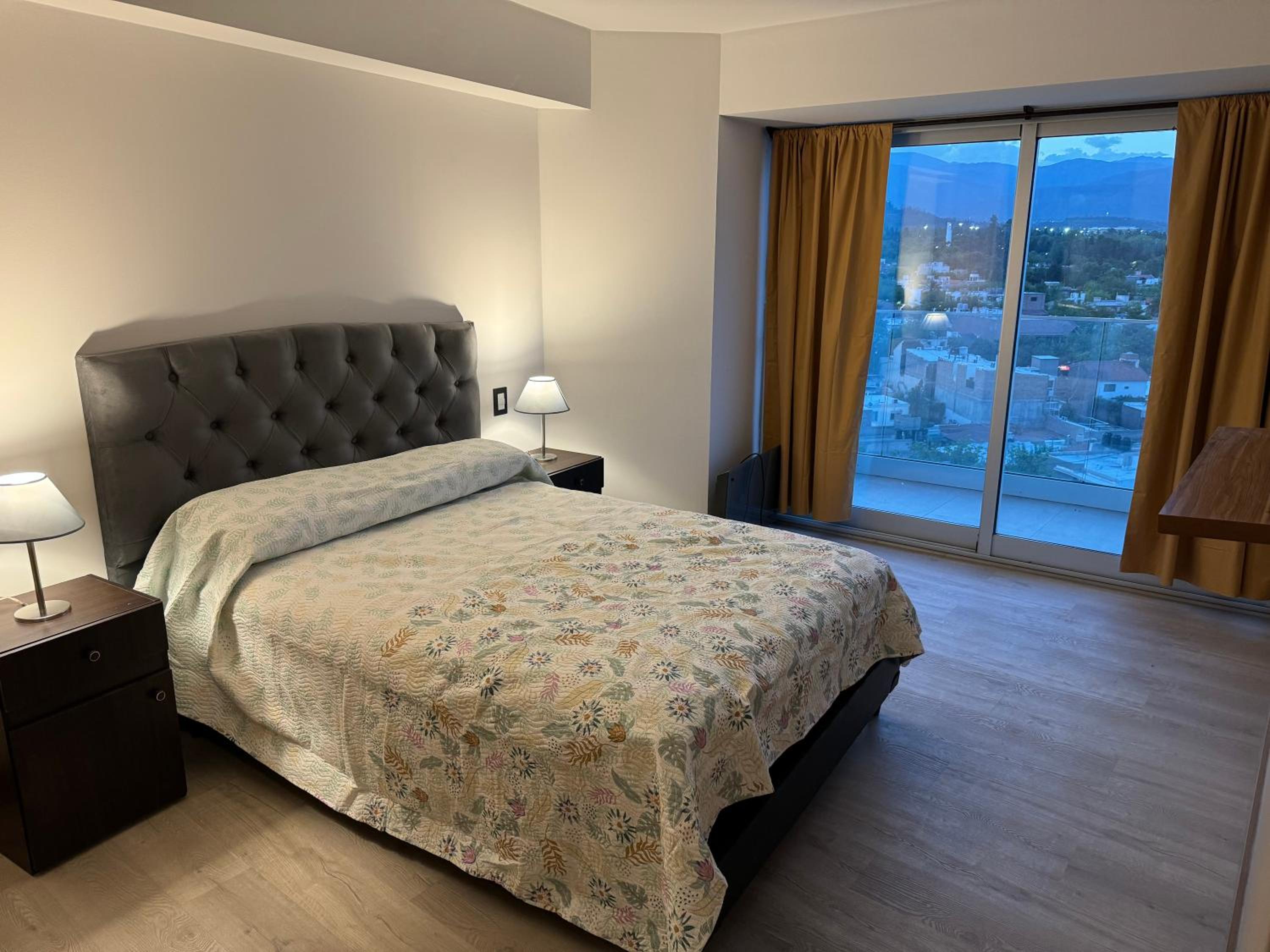 Departamento con vista a la ciudad y cordillera ,con balcón