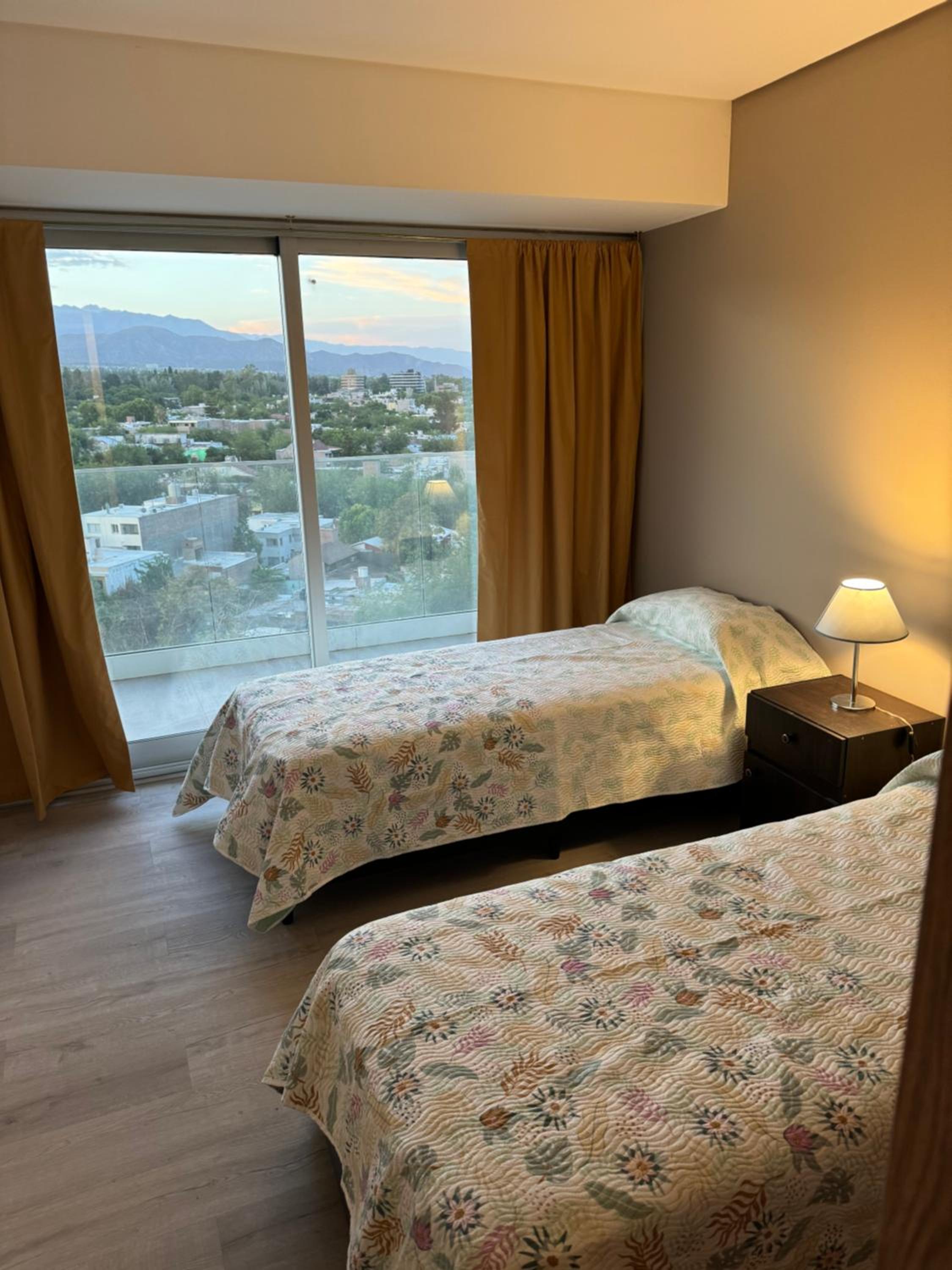 Departamento con vista a la ciudad y cordillera ,con balcón