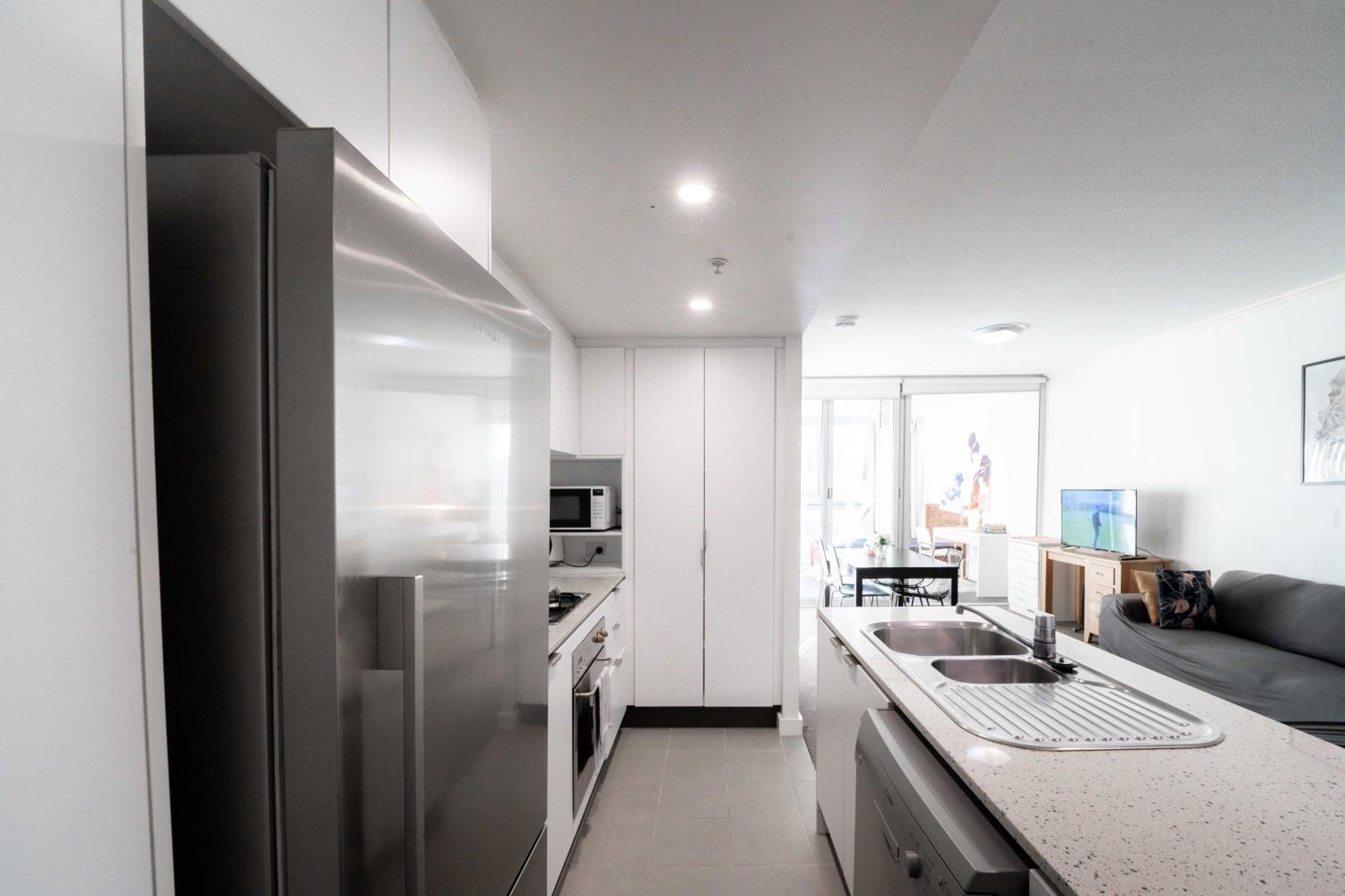 Prime location - CBD Brisbane 1 bed w shared 25m pool, gym, sundeck and a BBQ area