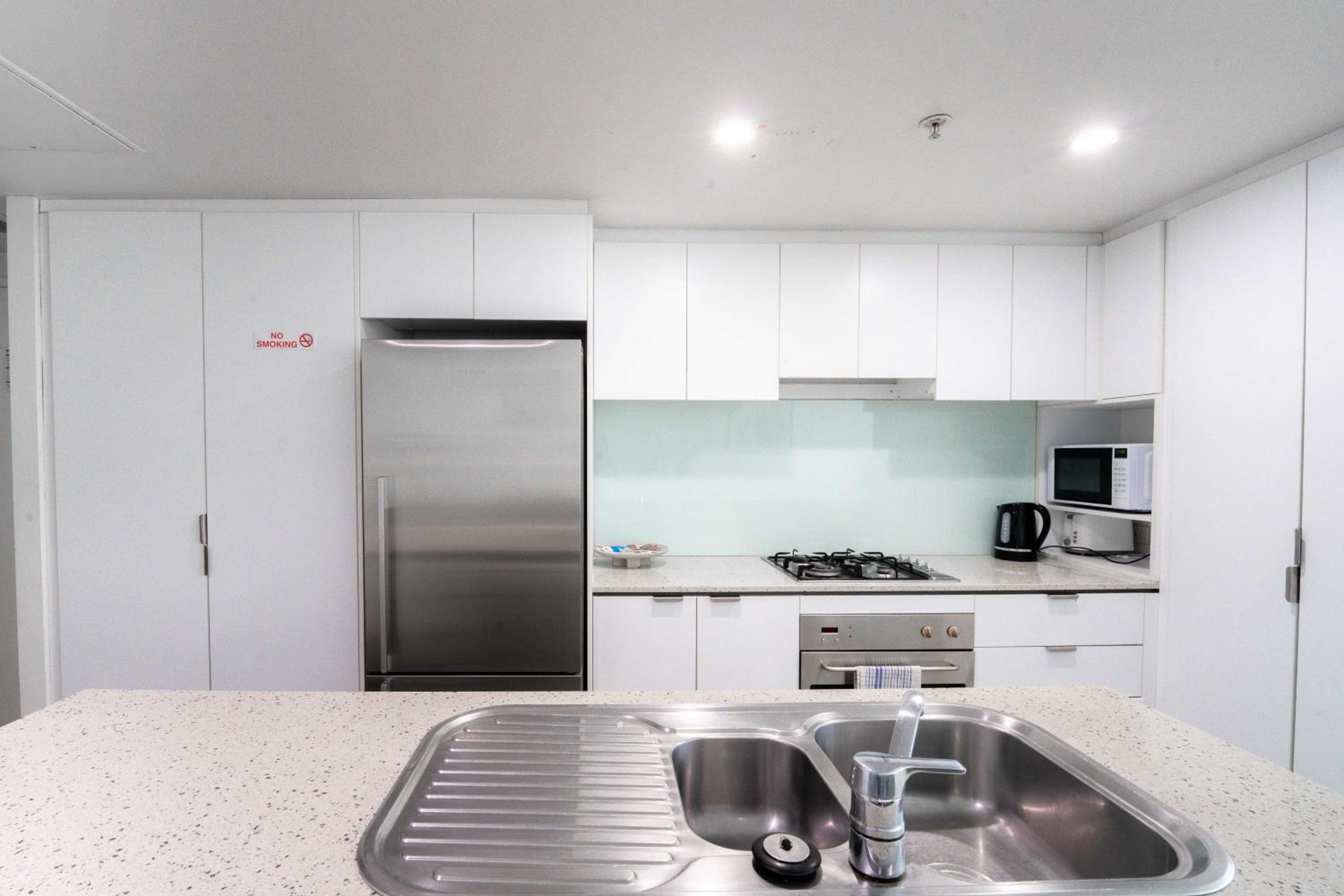 Prime location - CBD Brisbane 1 bed w shared 25m pool, gym, sundeck and a BBQ area