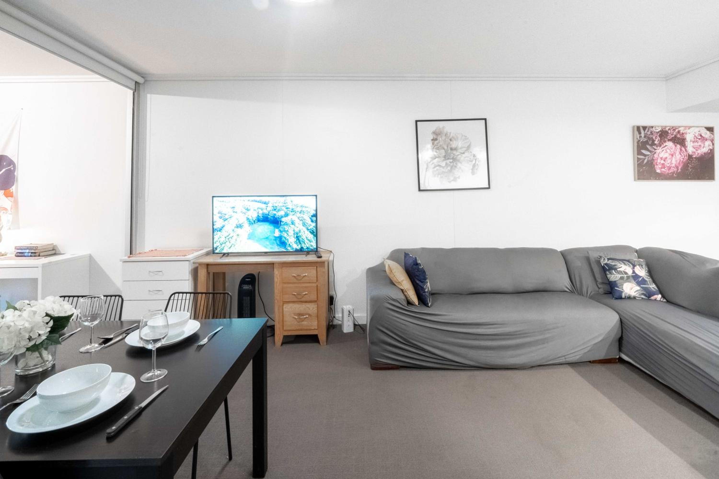 Prime location - CBD Brisbane 1 bed w shared 25m pool, gym, sundeck and a BBQ area