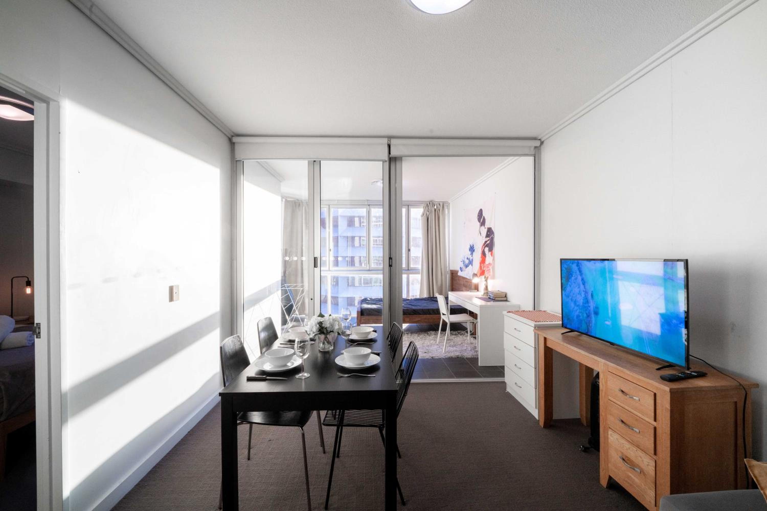 Prime location - CBD Brisbane 1 bed w shared 25m pool, gym, sundeck and a BBQ area