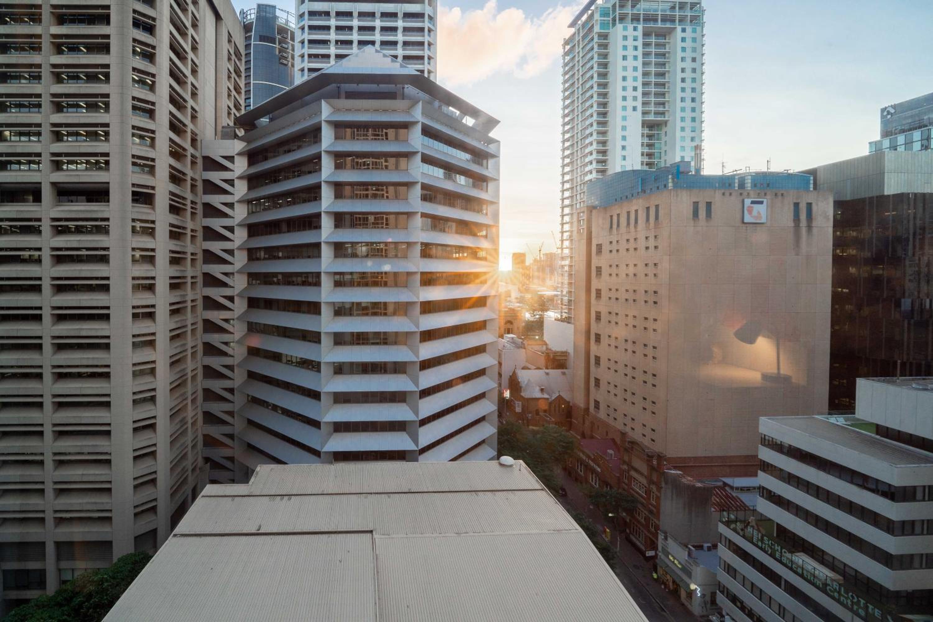 Prime location - CBD Brisbane 1 bed w shared 25m pool, gym, sundeck and a BBQ area