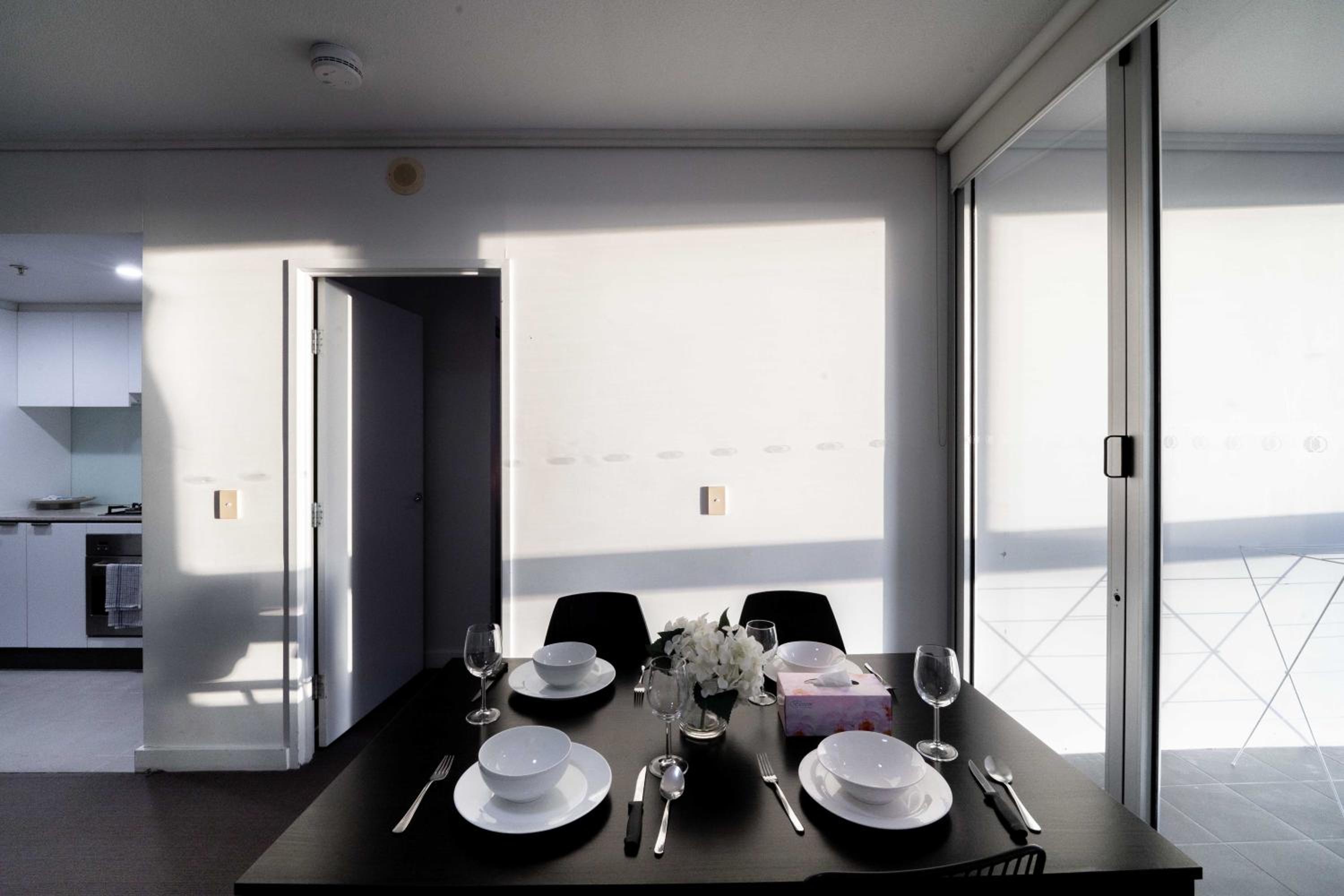 Prime location - CBD Brisbane 1 bed w shared 25m pool, gym, sundeck and a BBQ area