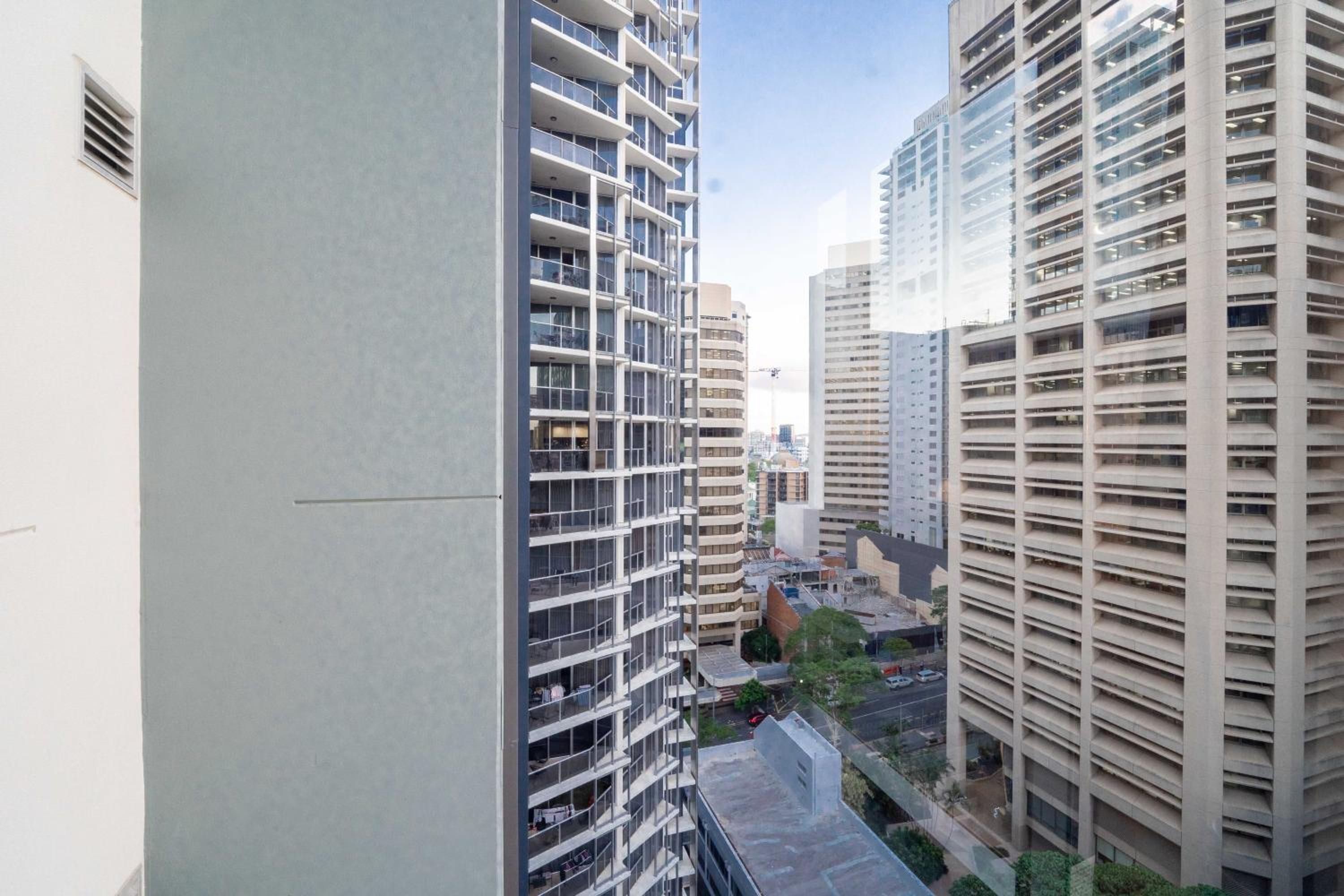 Prime location - CBD Brisbane 1 bed w shared 25m pool, gym, sundeck and a BBQ area