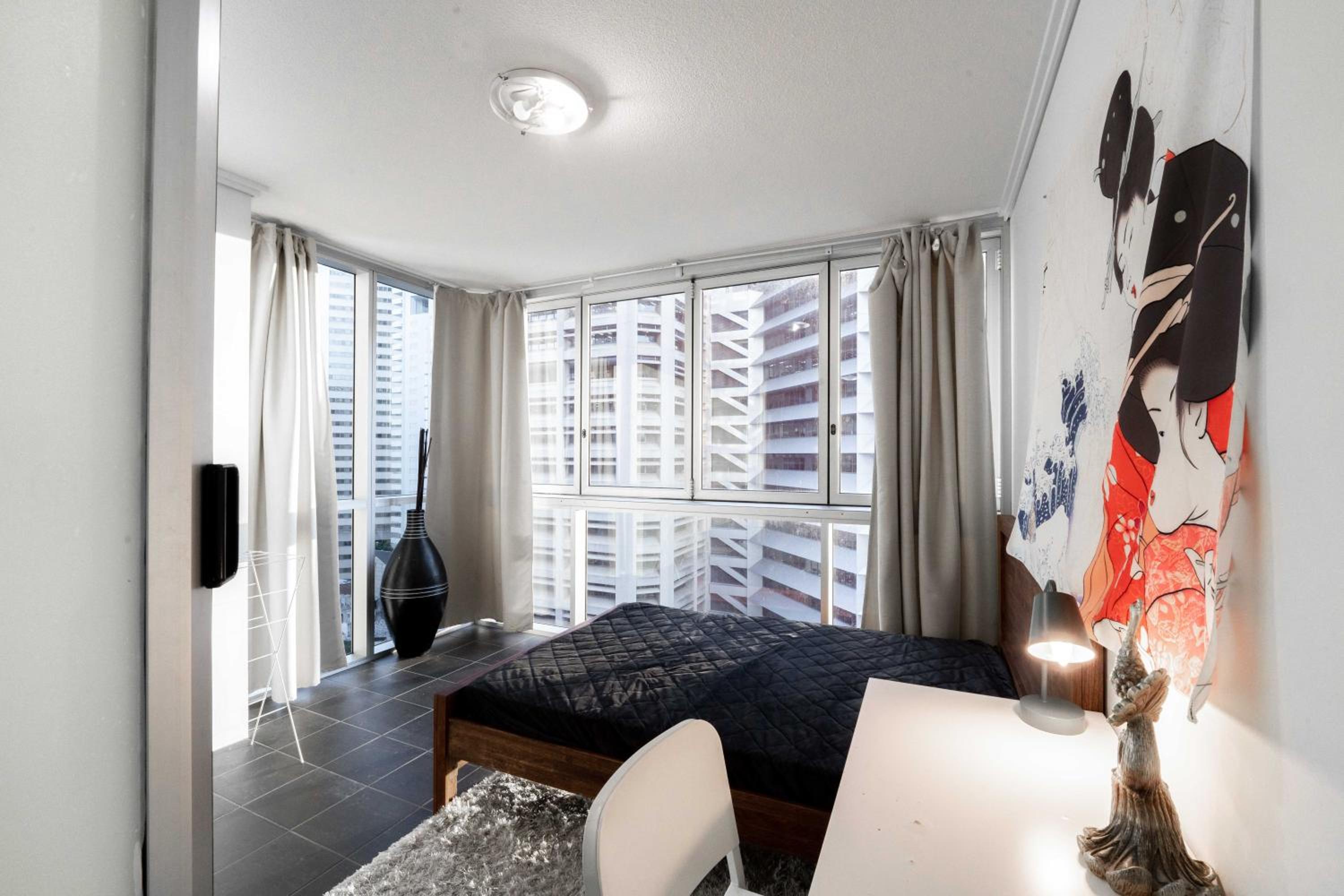 Prime location - CBD Brisbane 1 bed w shared 25m pool, gym, sundeck and a BBQ area