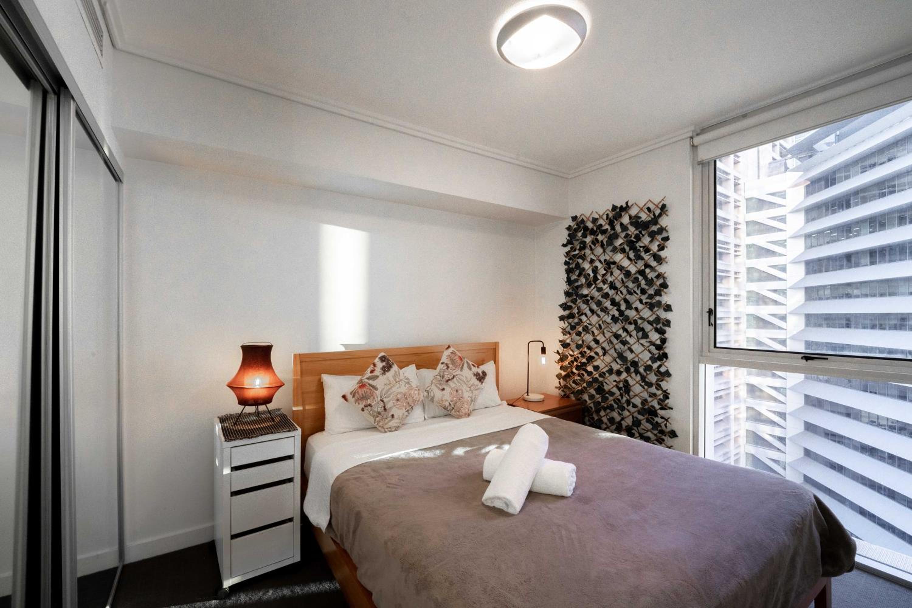 Prime location - CBD Brisbane 1 bed w shared 25m pool, gym, sundeck and a BBQ area