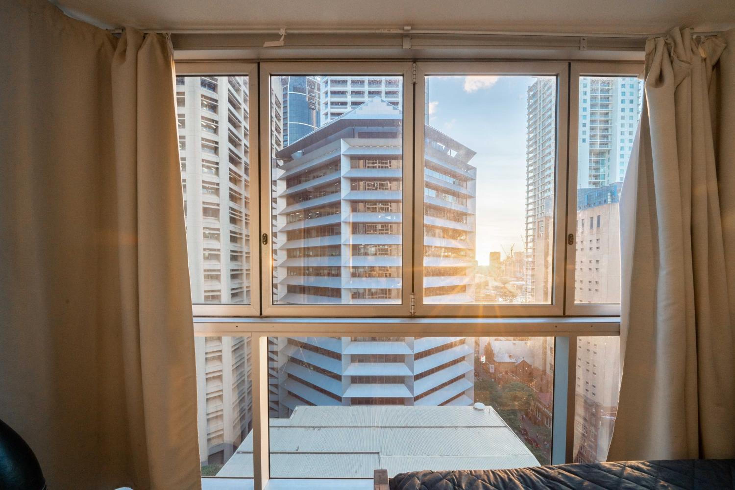 Prime location - CBD Brisbane 1 bed w shared 25m pool, gym, sundeck and a BBQ area