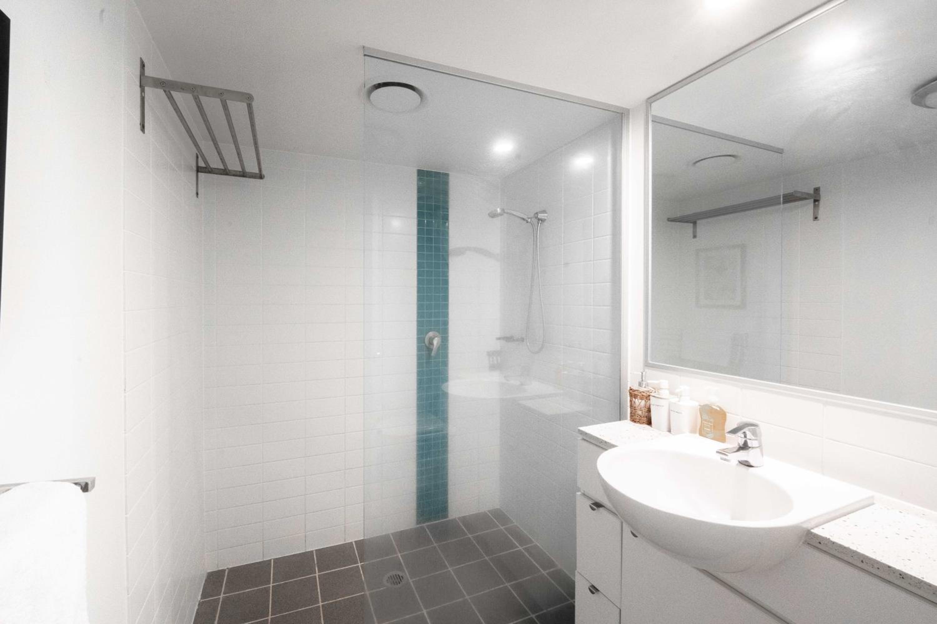 Prime location - CBD Brisbane 1 bed w shared 25m pool, gym, sundeck and a BBQ area