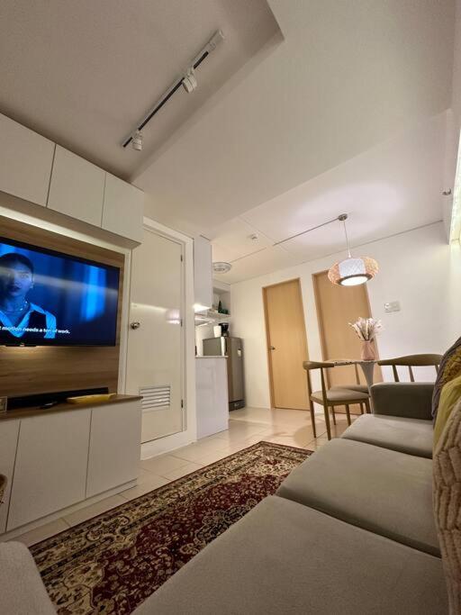 Affordable 2br w Netflix Disney+ view 4