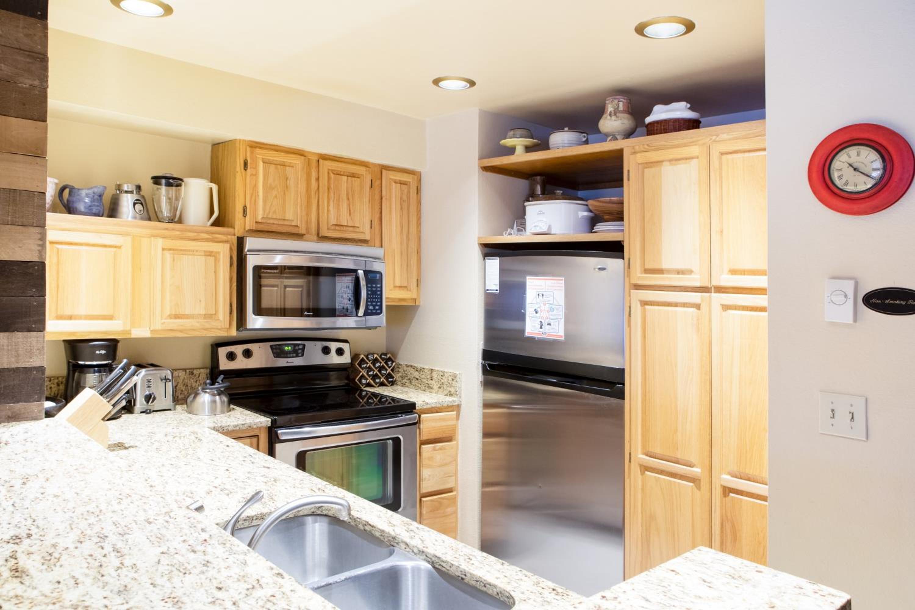 Cimarron Lodge 22 by AvantStay Ski-InSki-Out Property in Complex w Two Hot Tubs Permit12986 view 4