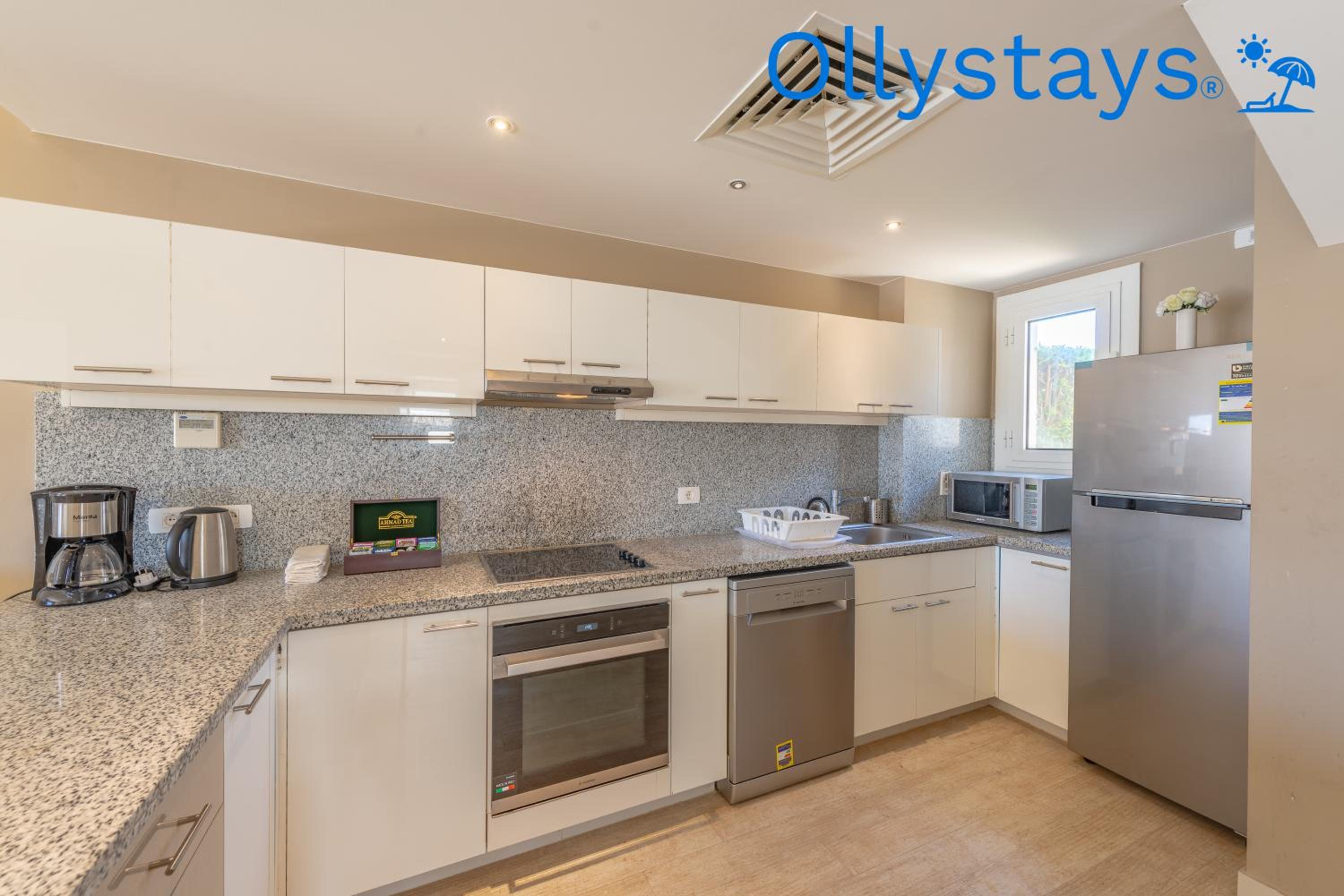 Ollystays Luxury 4BR Villa, Heated Pool, Joubal Lagoon View ! view 2
