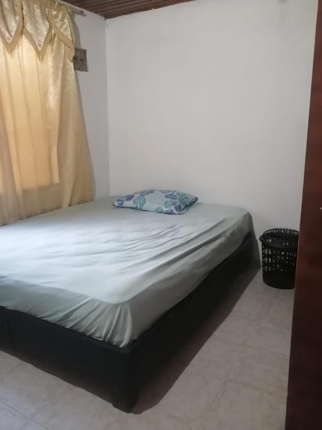 Habitación con cama doble y ventilador