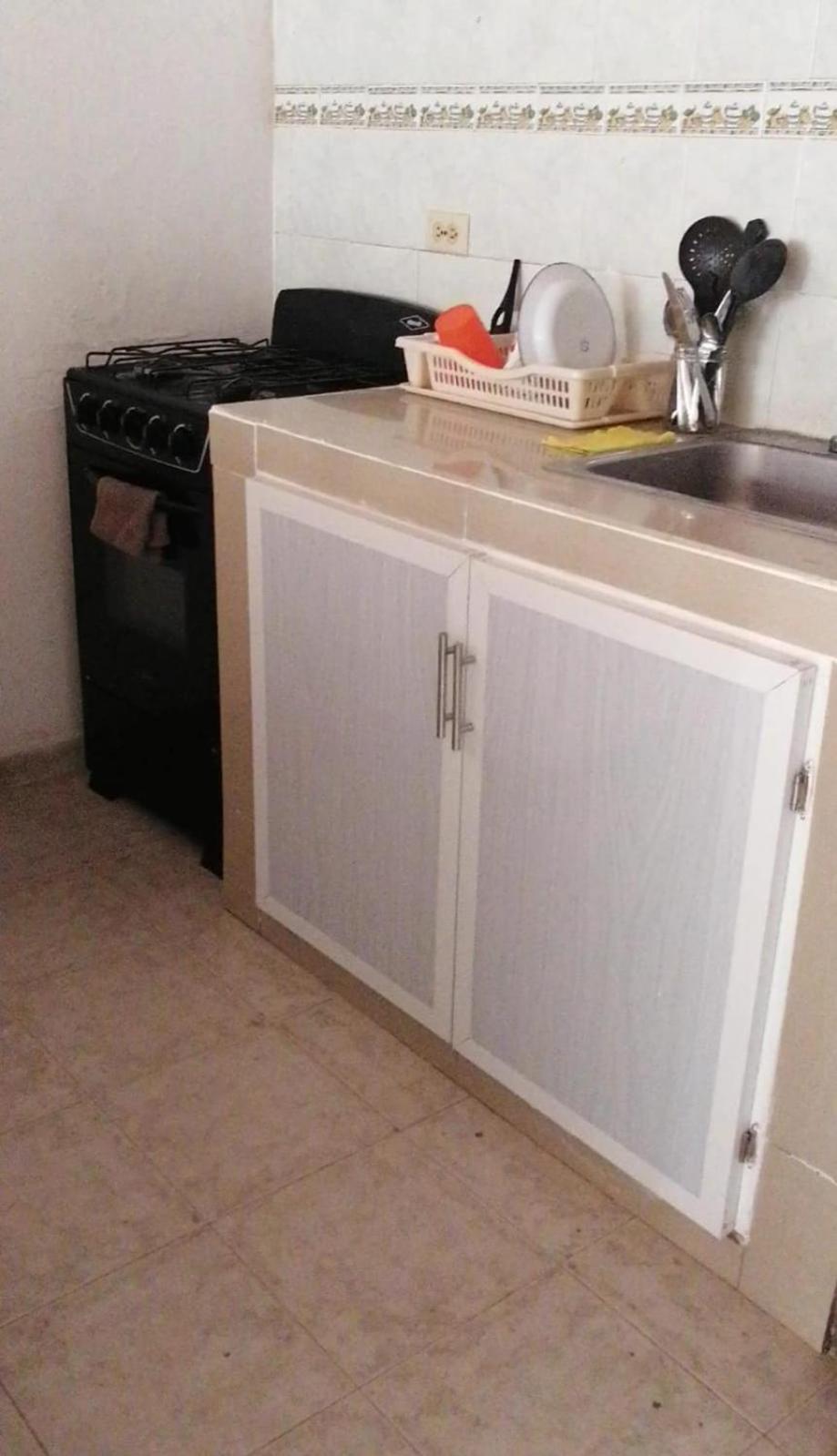 Habitación con cama doble y ventilador