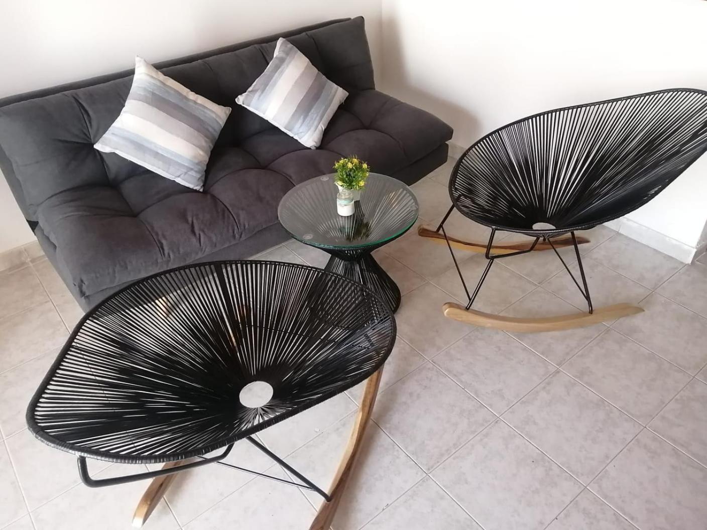 Habitación con cama doble y ventilador